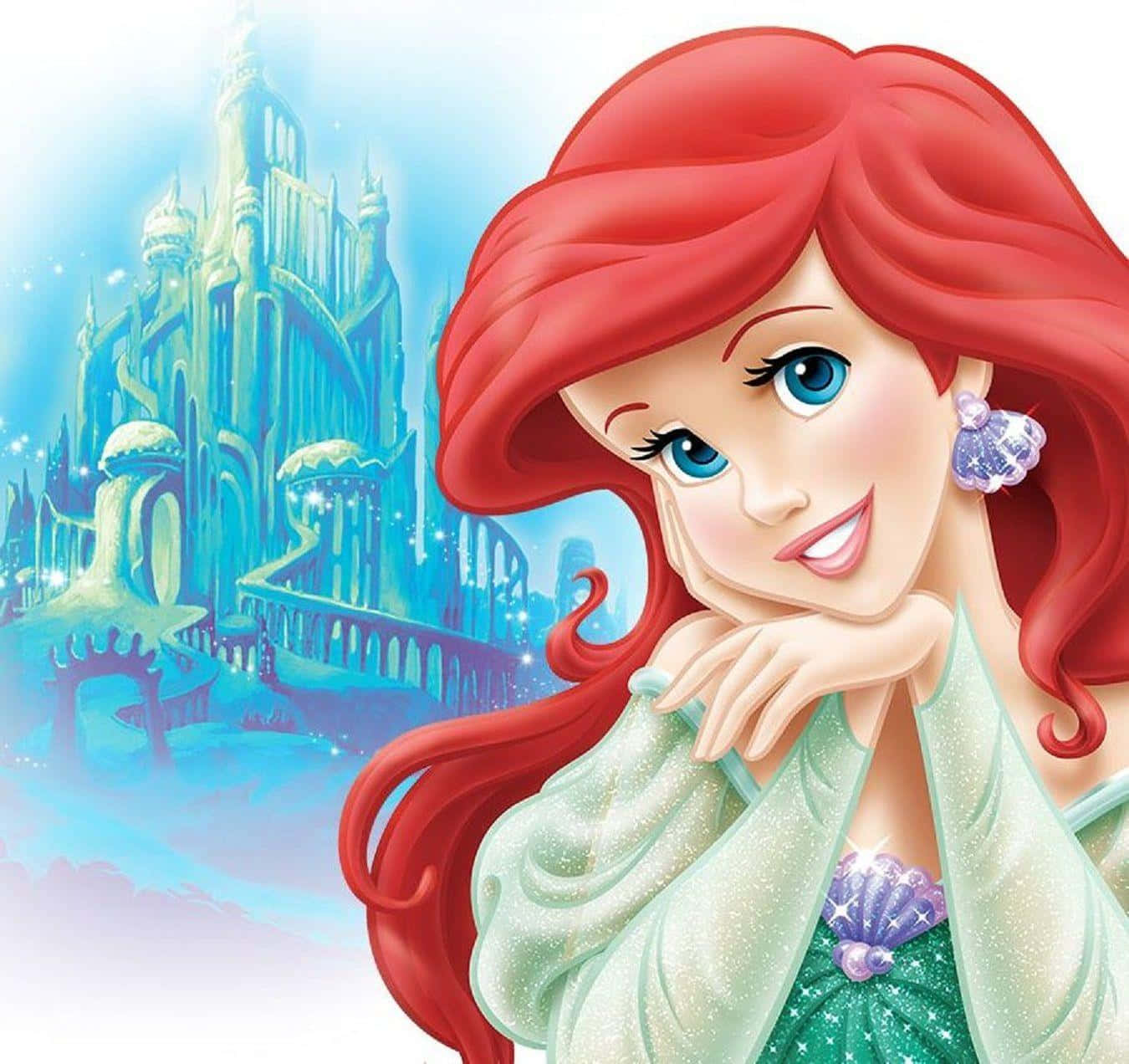 Disney Profile 桌布 壁紙 — 擁有鮮豔紅髮和藍眼睛的美人魚愛麗兒，在發光的水下城堡背景下，將下巴靠在手上溫柔地微笑。