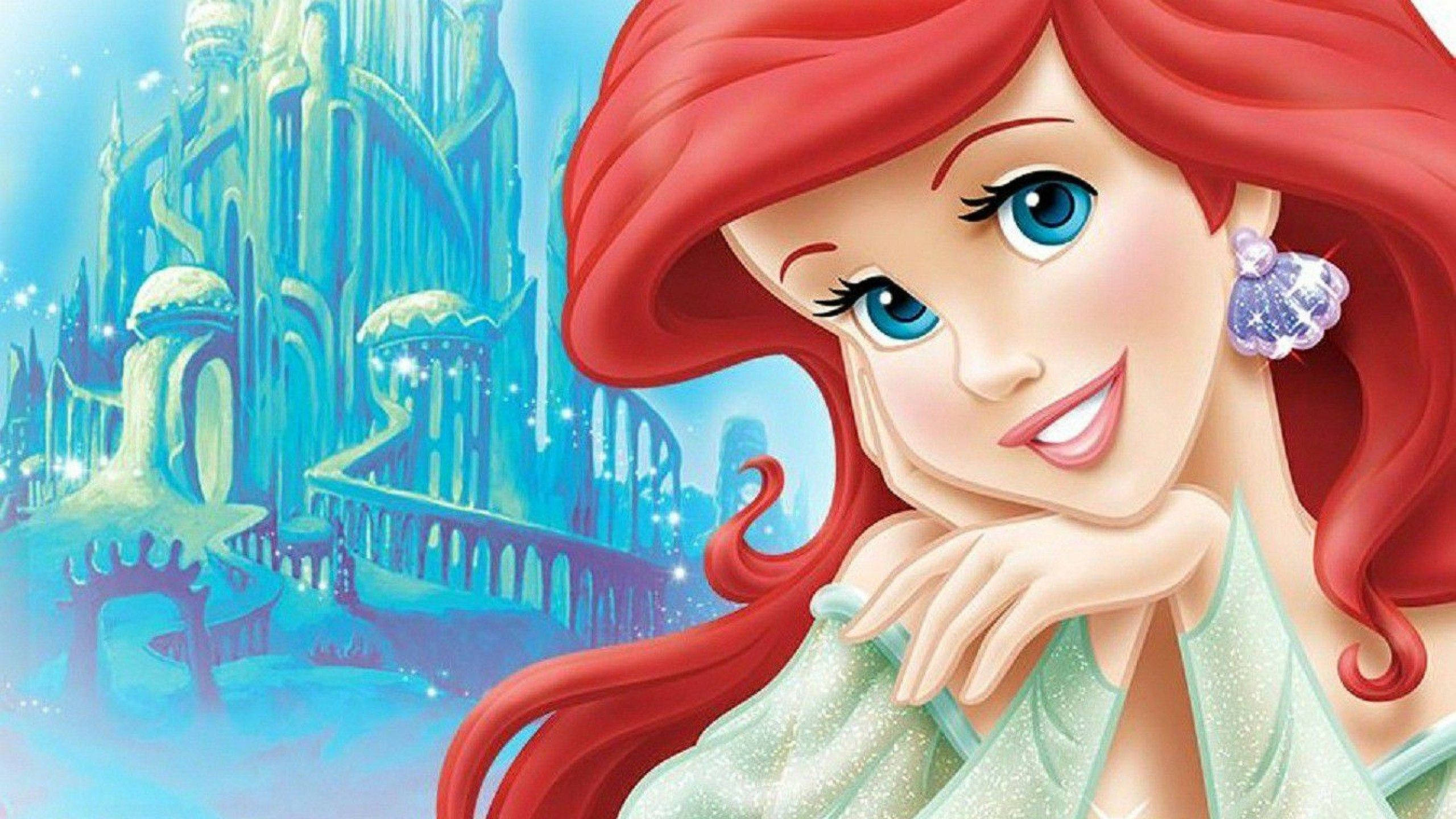 The Little Mermaid 桌布 壁紙 — 擁有鮮豔紅髮和藍眼睛的美人魚愛麗兒，在發光的水下城堡背景下，將下巴擱在手上溫柔地微笑。
