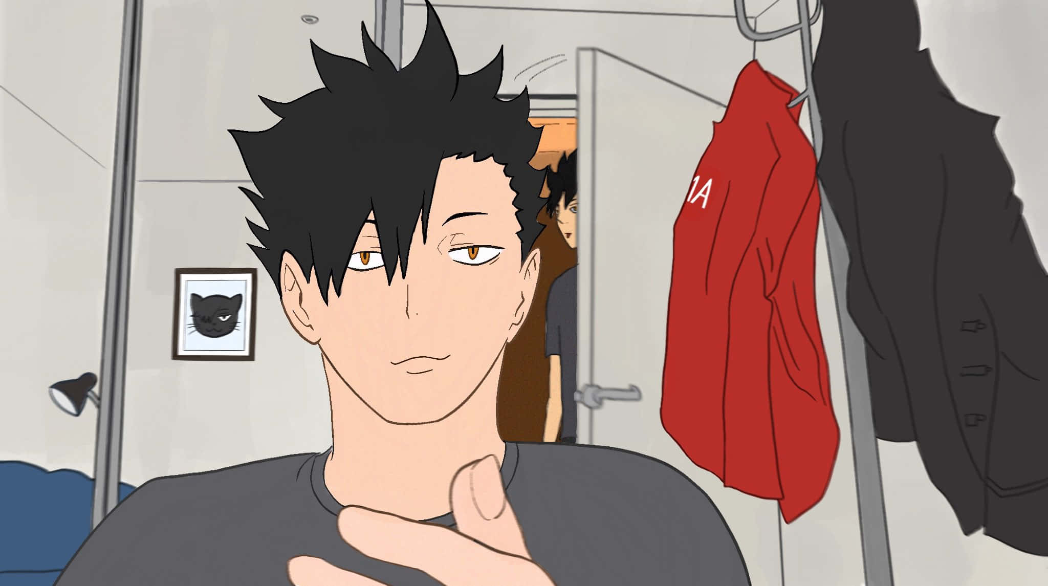 Anime Zoom 桌布 壁紙 — 擁有黑色刺蝟頭和琥珀色眼睛的動漫角色，在一個有紅色外套和貓圖片的房間裡，平靜地看著觀眾。