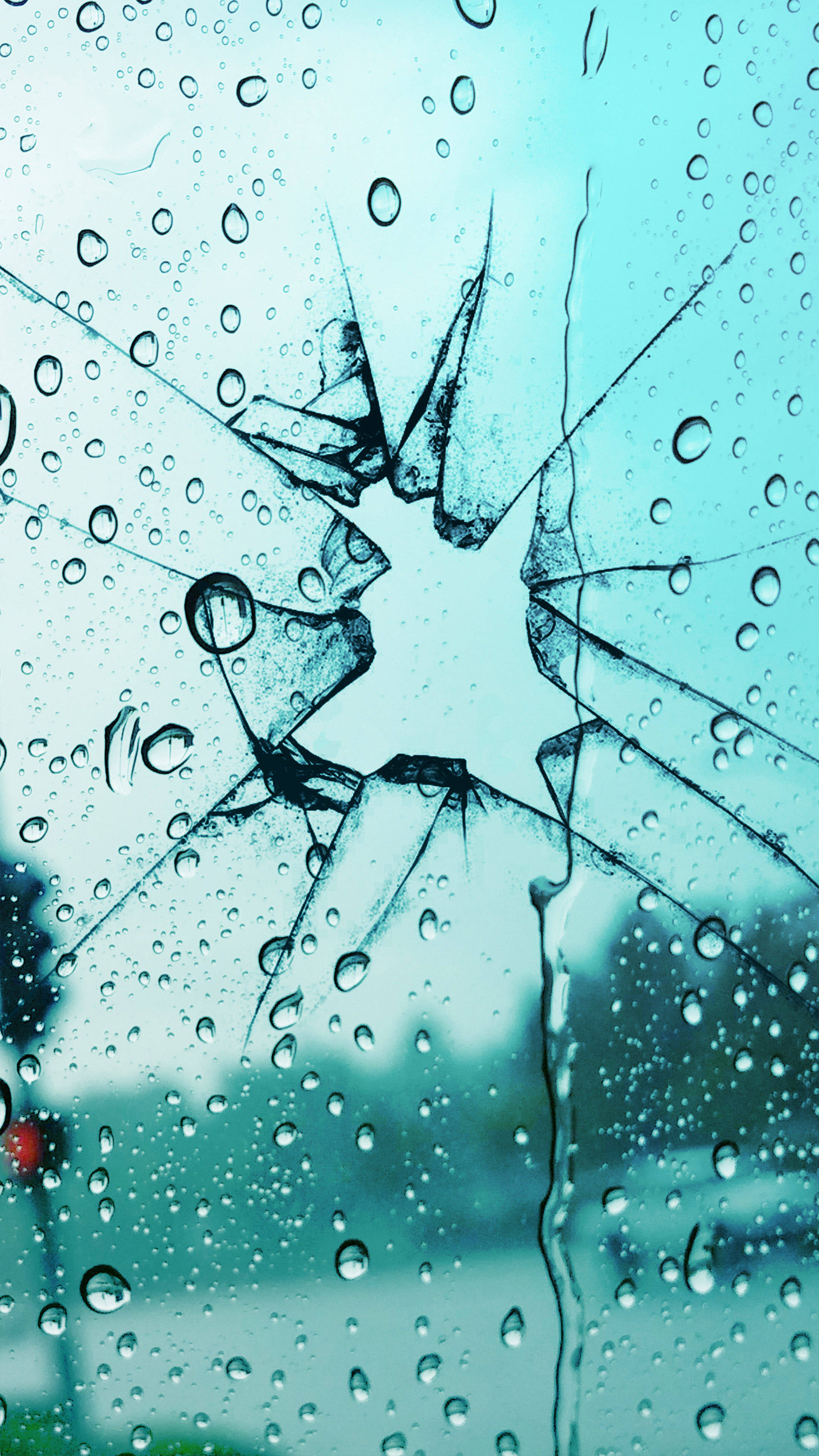 手機 桌布 壁紙 — 擋風玻璃破裂，雨滴模糊了透過碎玻璃看到的淡藍色戶外場景。