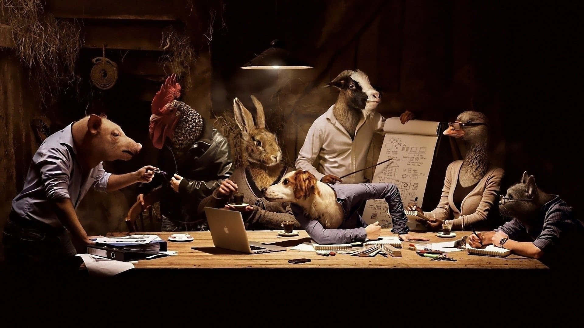 Weirdest 桌布 壁紙 — 擬人化動物在一個質樸的會議室裡，擠在一張雜亂的木桌周圍，頭頂只有一盞吊燈。