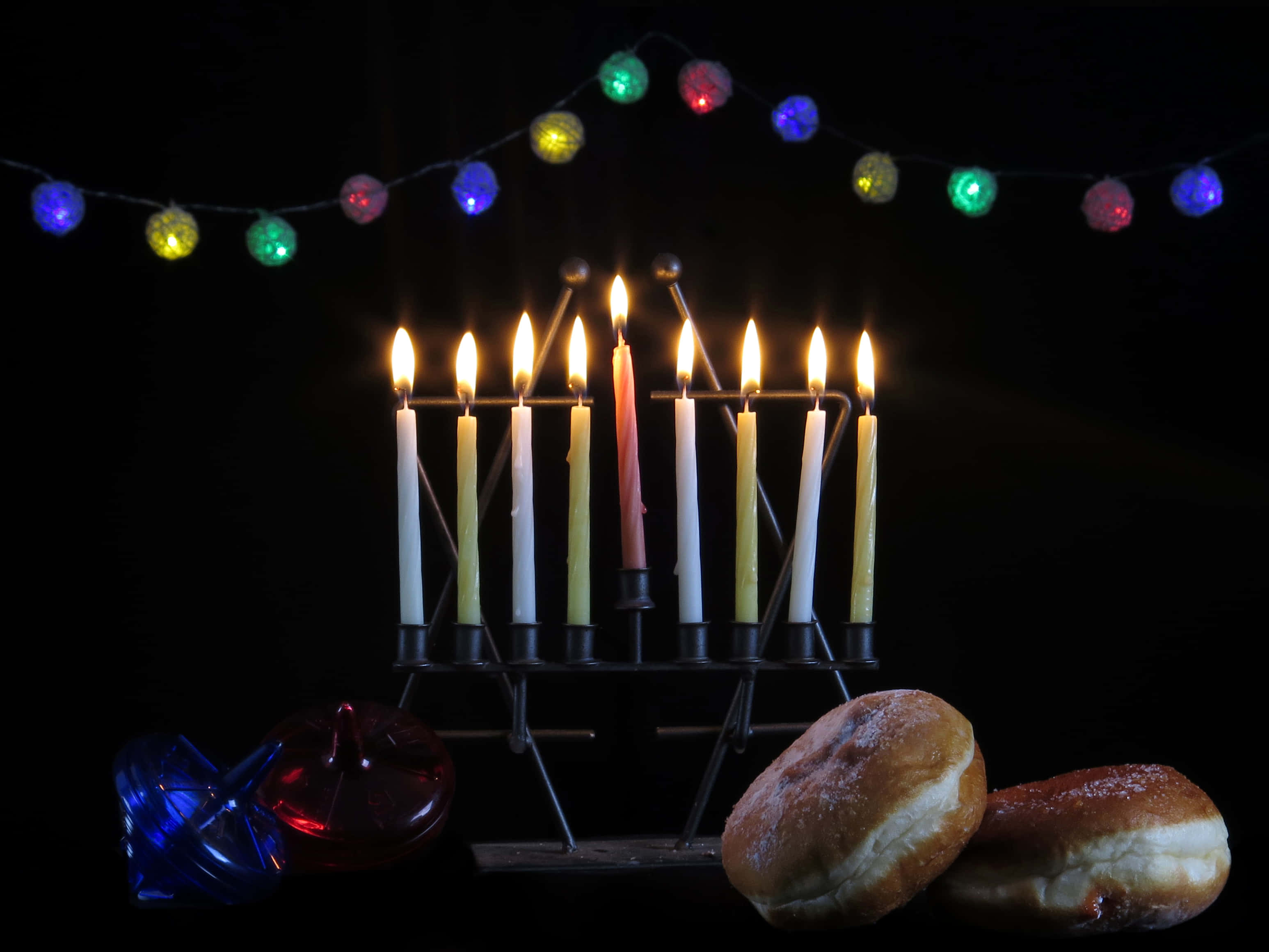 擺放著蠟燭與甜甜圈的 menorah 壁紙