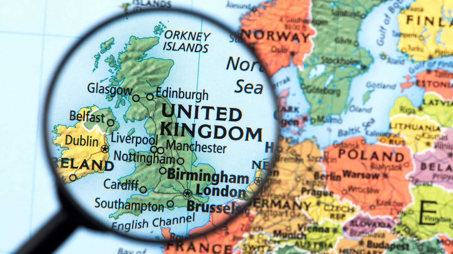 UK 桌布 壁紙 — 放大鏡清晰地聚焦在色彩繽紛的歐洲政治地圖上的英國。