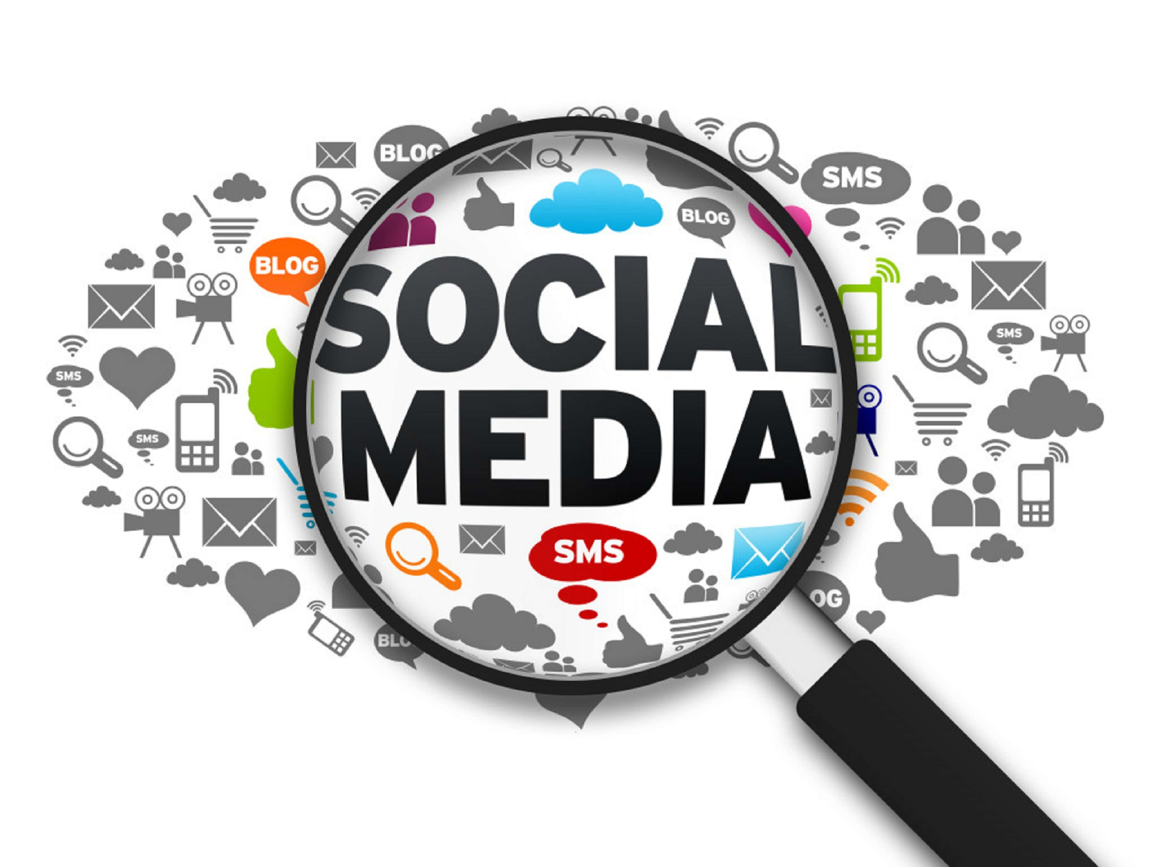 4K Social Media 桌布 壁紙 — 放大鏡聚焦在粗體文字「SOCIAL MEDIA」上，周圍環繞著SMS部落格和豎起大拇指等圖標，背景為潔淨的白色。