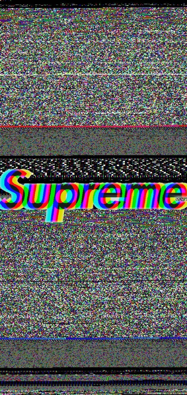 supreme aesthetic 桌布 壁紙 — 故障藝術桌布，以彩虹色顯示「Supreme」字樣，背景為充滿靜態的螢幕，帶有水平掃描線。