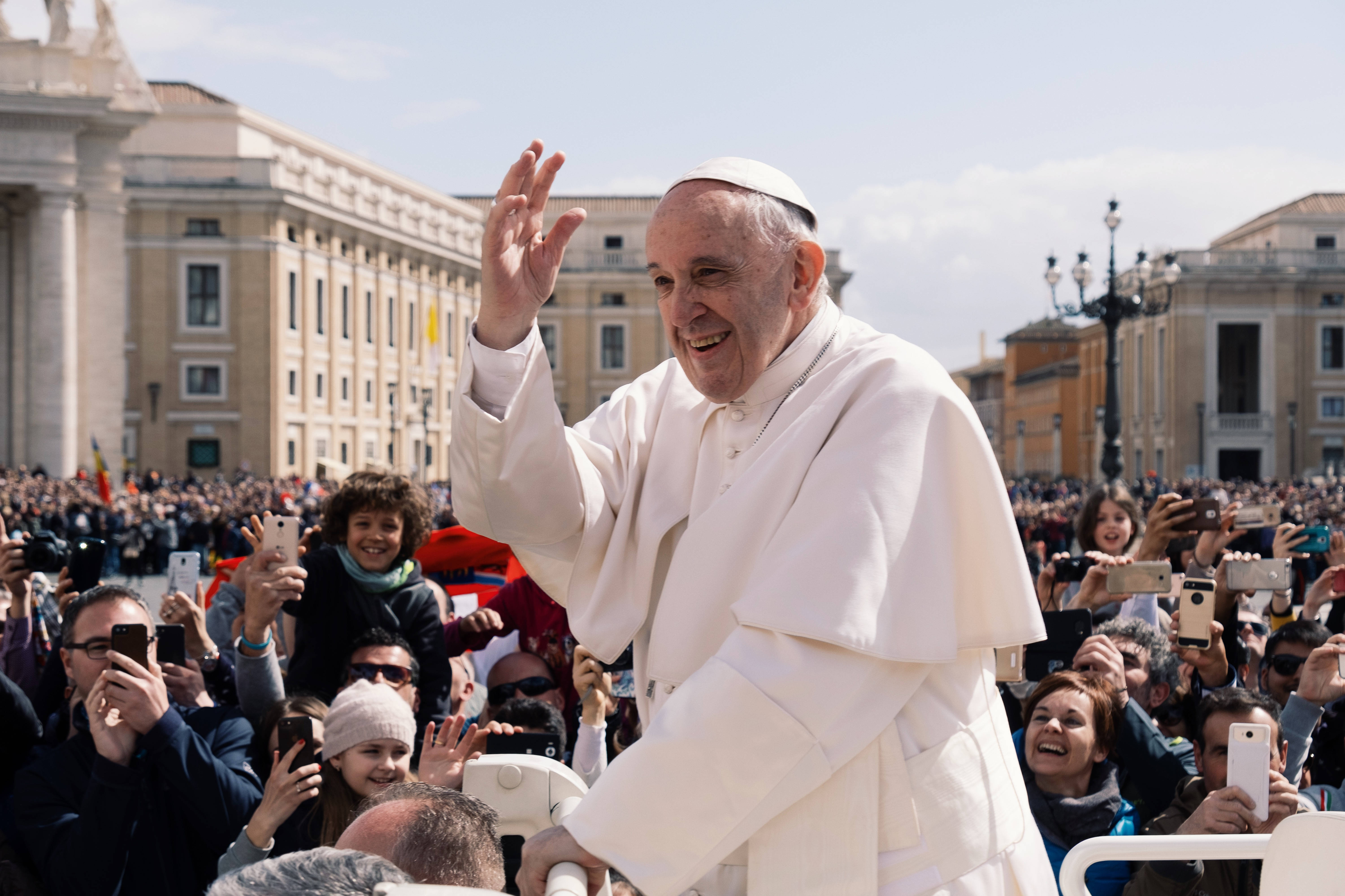 Vatican 桌布 壁紙 — 教宗方濟各在明亮的日光下，向聚集在聖伯多祿廣場上歡呼的群眾熱情揮手。