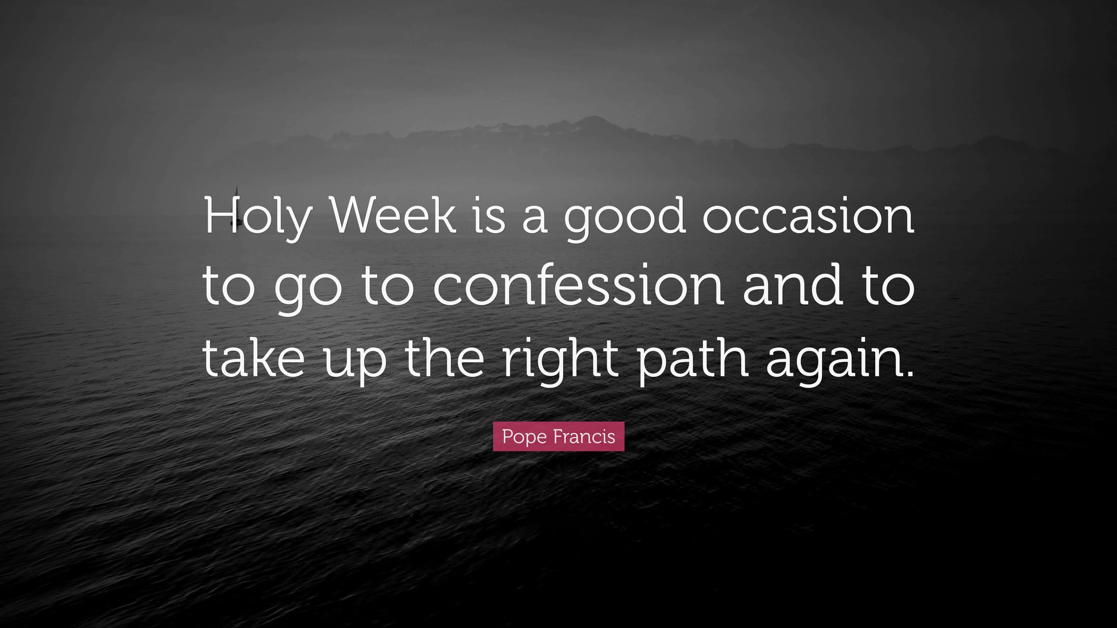 Holy Week 桌布 壁紙 — 教宗方濟各的黑白語錄覆蓋在平靜的水面和遠處的山巒上，天空朦朧。