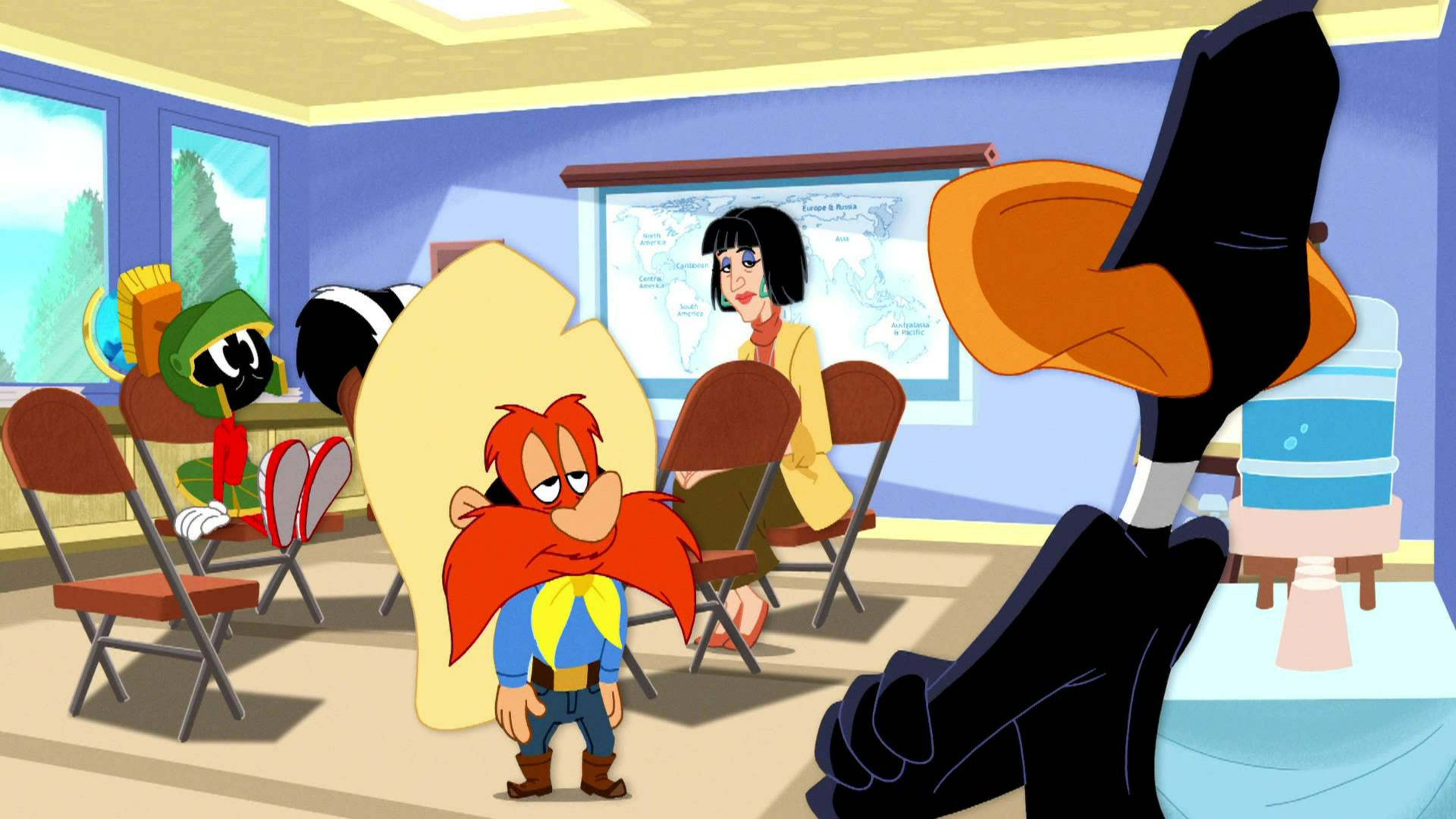 Yosemite Sam 桌布 壁紙 — 教室中的卡通角色，有老師和前景中的大腳。