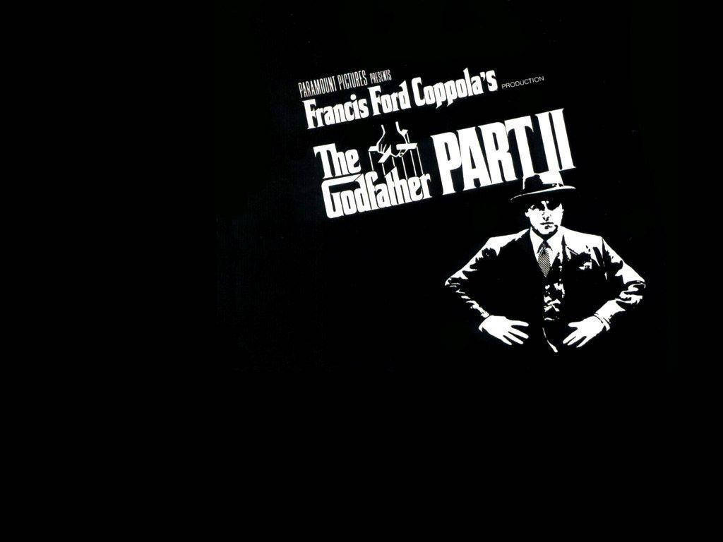Godfather 桌布 壁紙 — 《教父2》的黑白電影海報，非常搶眼，有一個男人穿著西裝戴著帽子，粗體字在深色背景上。