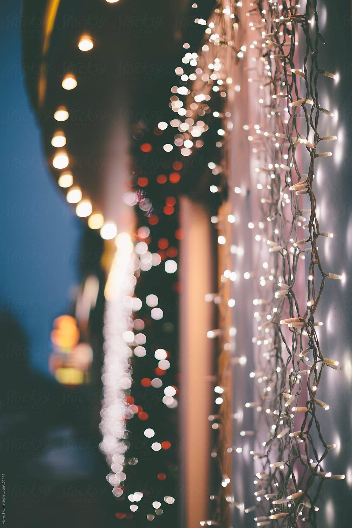 Christmas Lights Aesthetic 桌布 壁紙 — 散景燈光在暮色天空下柔和對焦閃爍，營造夢幻節日氛圍。