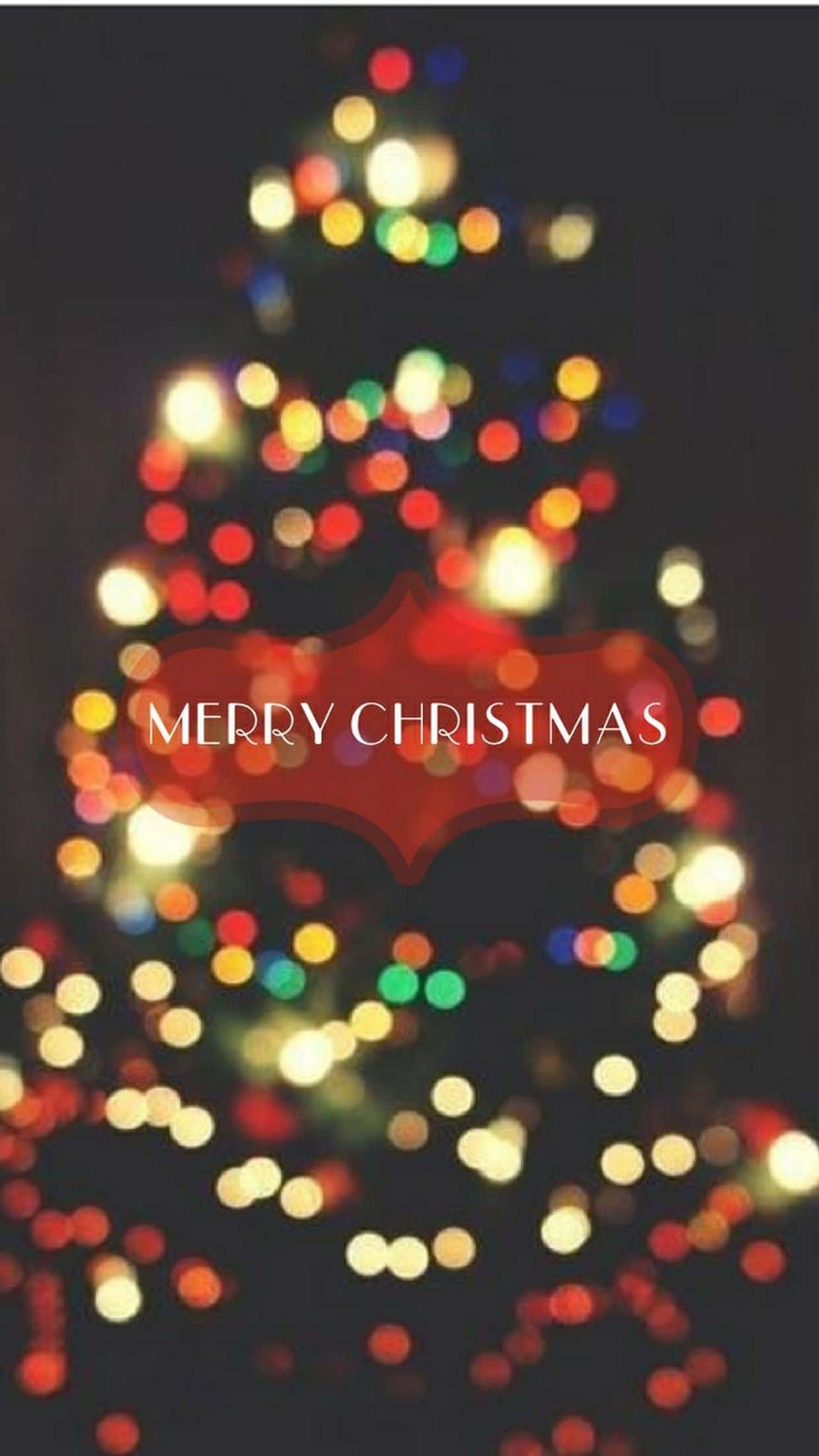 Christmas Cell Phone 桌布 壁紙 — 散景燈光在深色背景上形成發光的聖誕樹輪廓，並帶有寫著 merry christmas 的紅色橫幅。