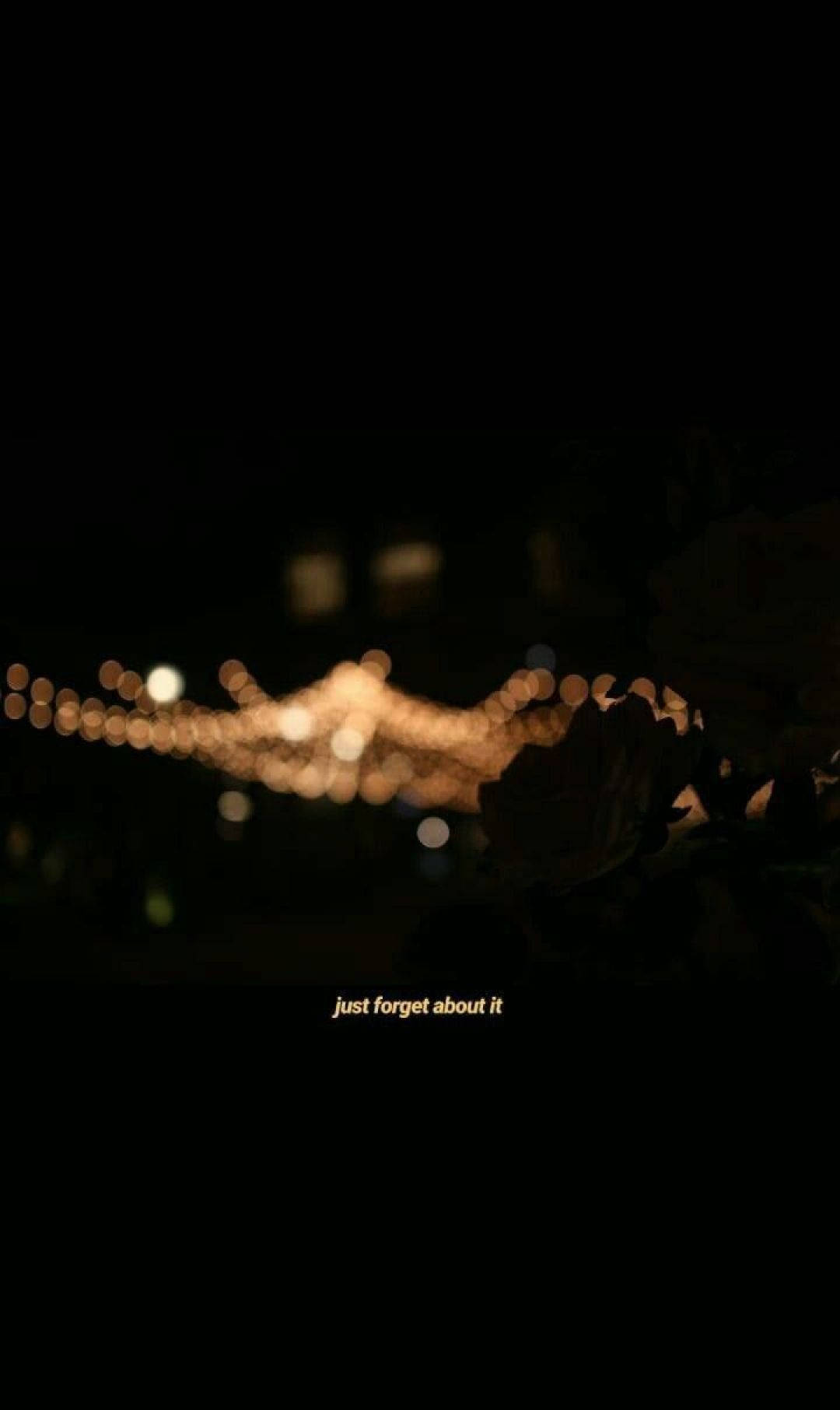 語錄 桌布 壁紙 — 散景燈光在漆黑的夜空下溫暖地發光，前景有剪影般的樹葉。