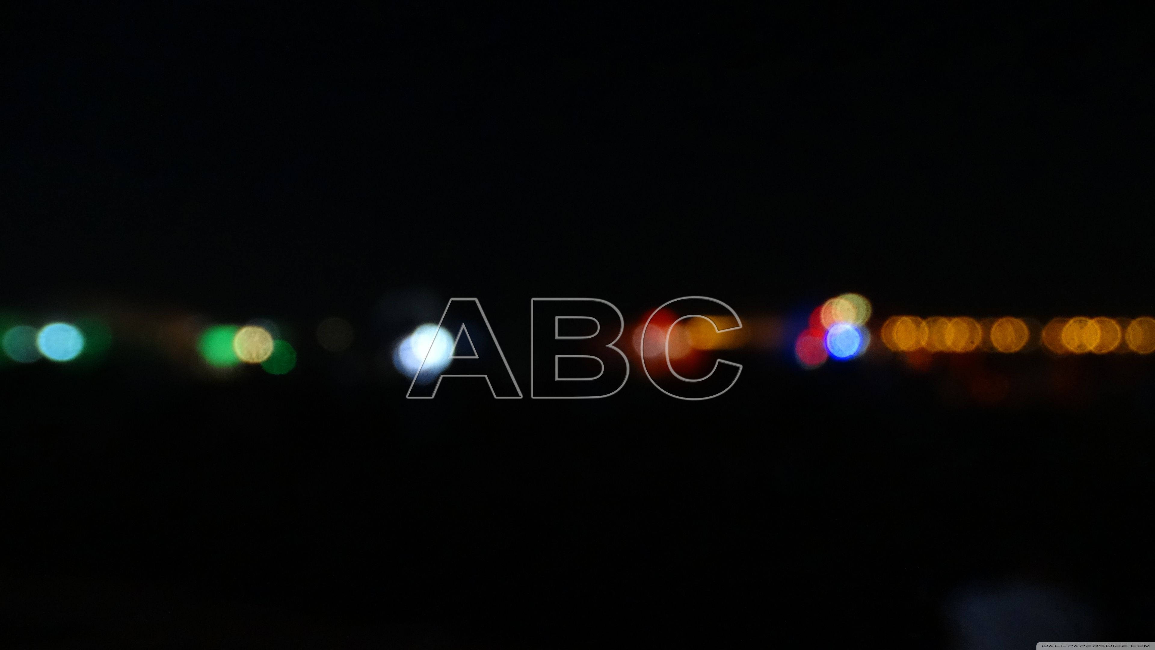 abc 桌布 壁紙 — 散景燈光在漆黑的夜空中柔和地發光，營造出夢幻般的抽象發光效果。