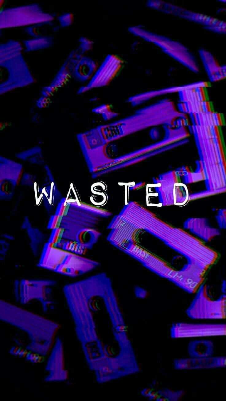 深色背景上帶有「WASTED」文字的紫色故障卡式錄音帶。 — 壞女孩 GIF 壁紙