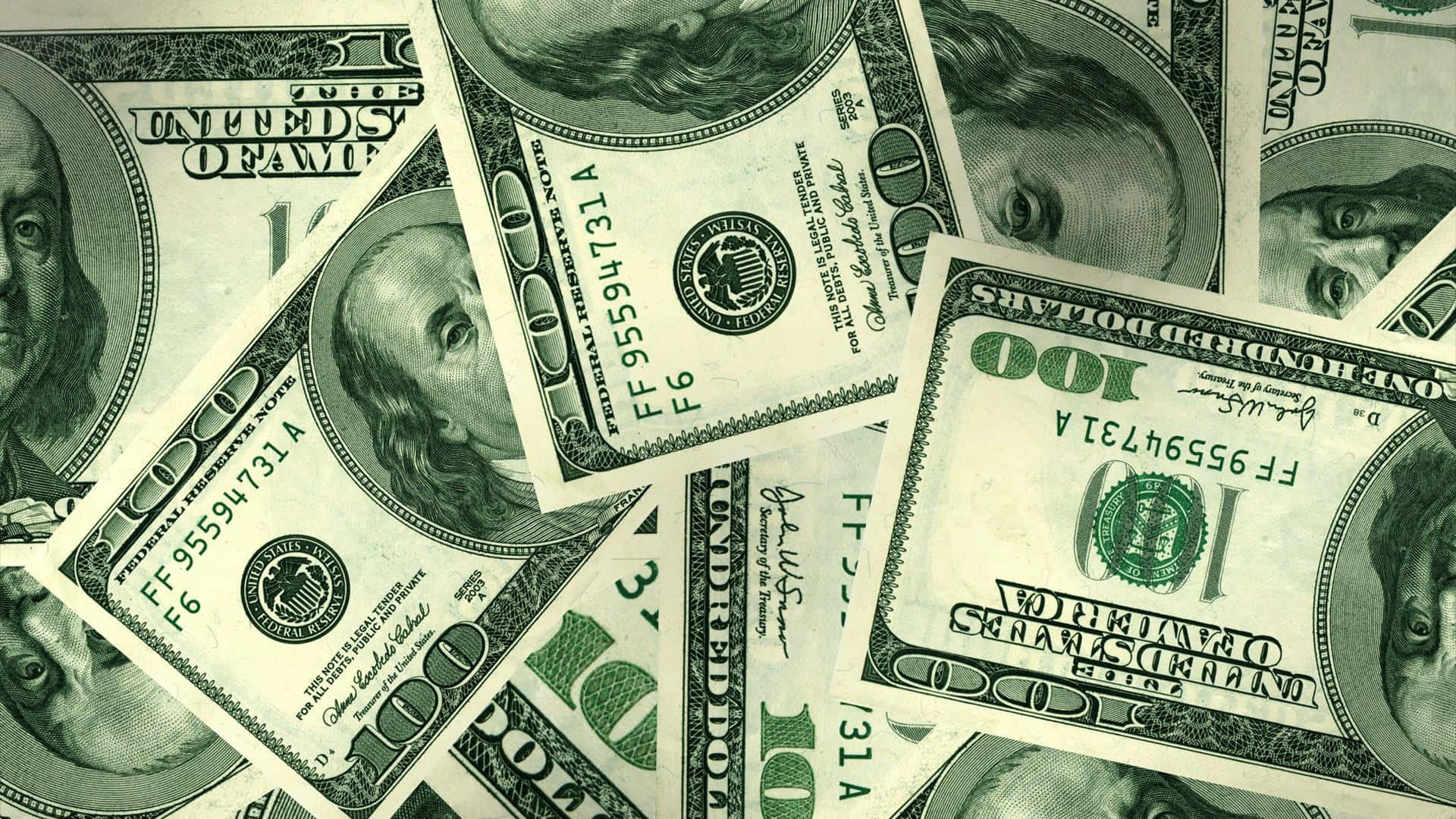 dollar 桌布 壁紙 — 散落的100美元鈔票重疊在一起，形成混亂的一堆的特寫。