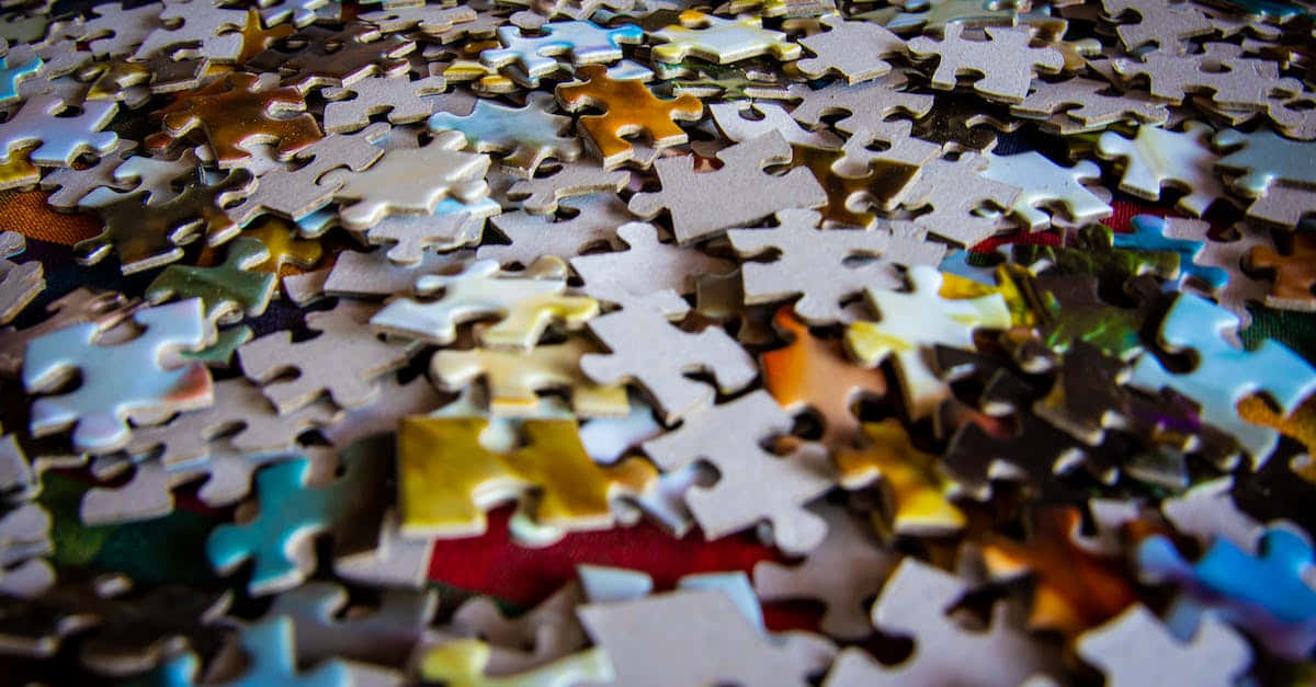 Puzzle 桌布 壁紙 — 散落的彩色拼圖塊特寫，在模糊背景下清晰對焦。