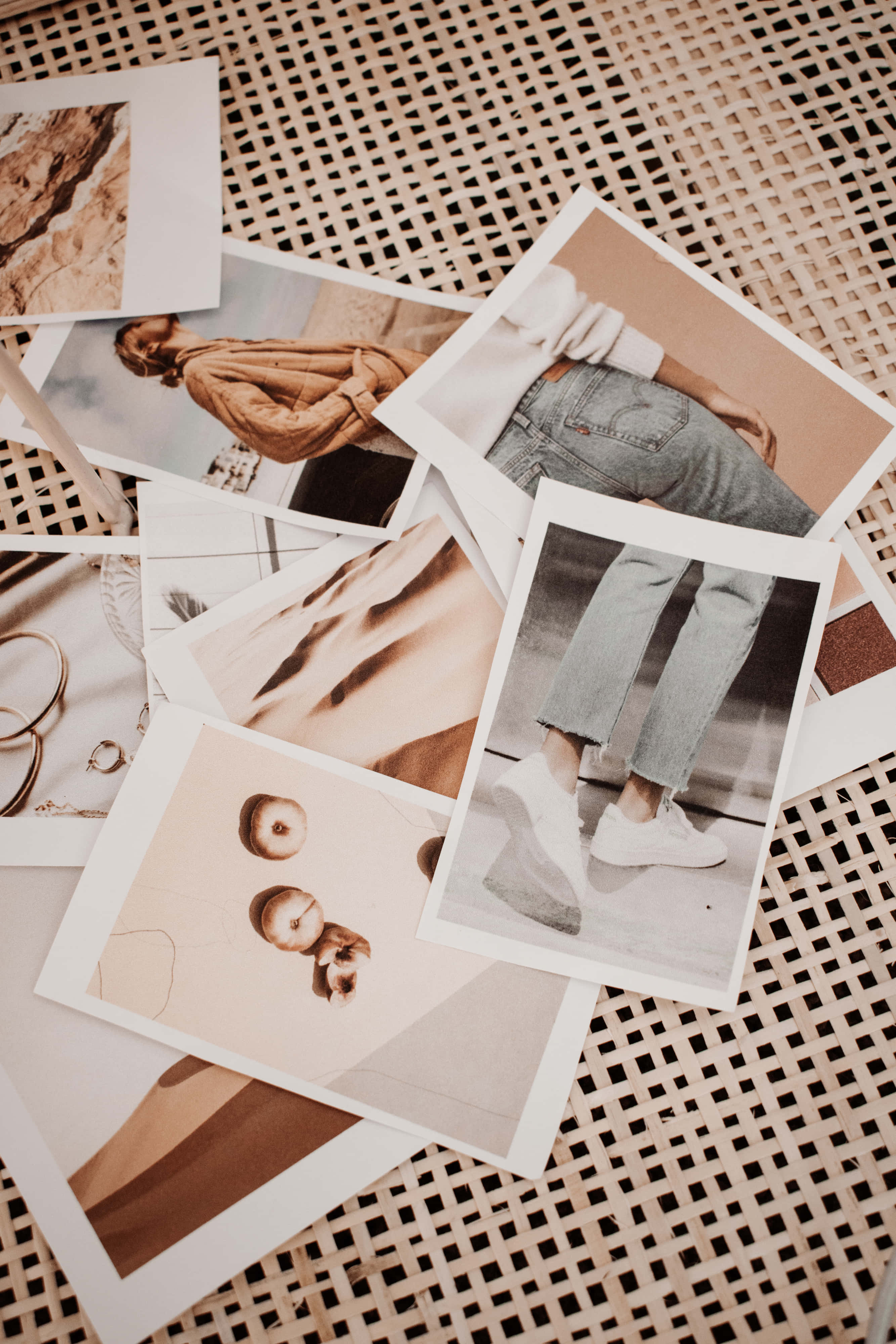 Aesthetic Moodboard 桌布 壁紙 — 散落的復古風格時尚與靜物照片，放置在溫暖的棕褐色調編織藤條表面上。