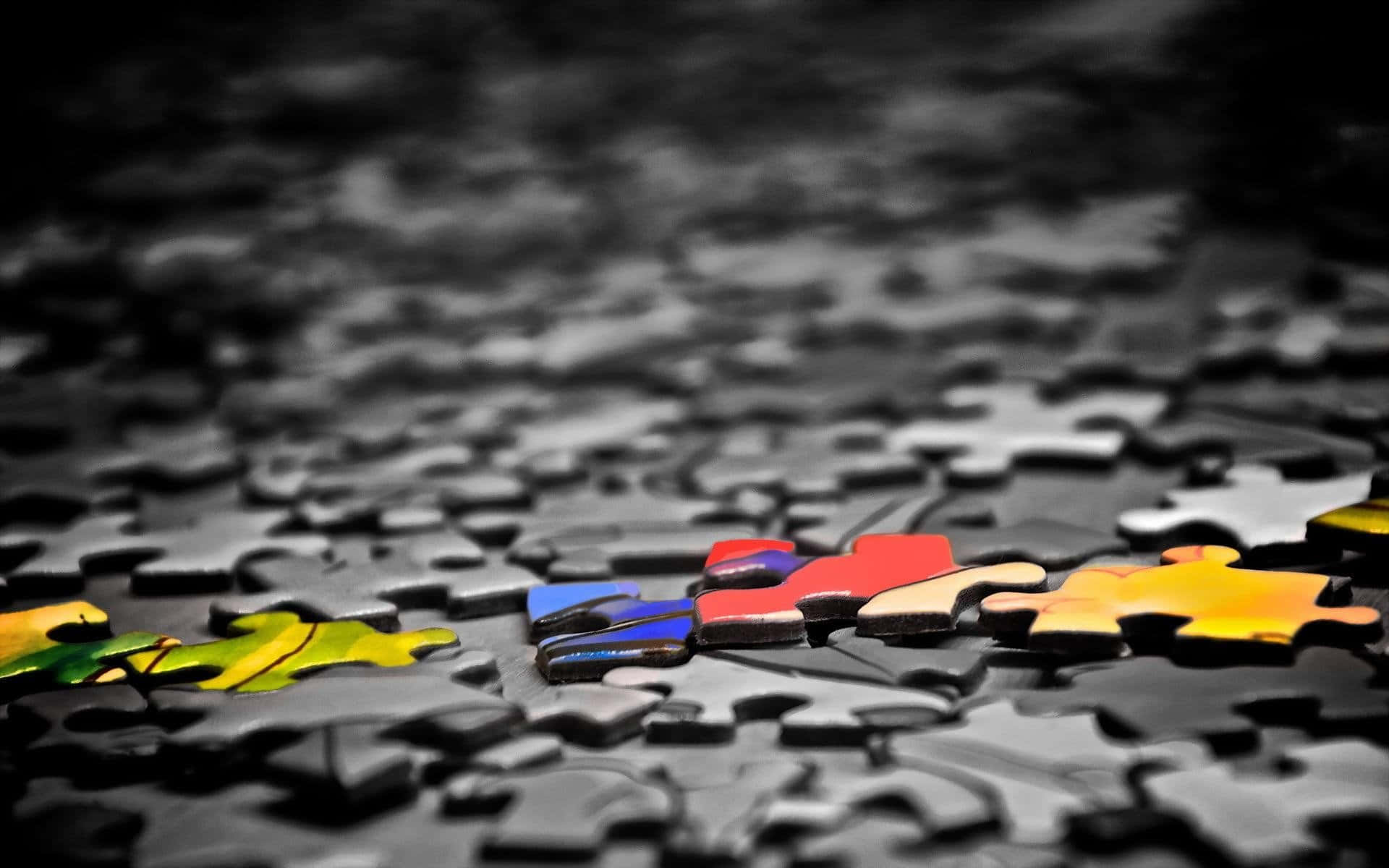 Puzzle 桌布 壁紙 — 散落的拼圖碎片特寫，鮮豔色彩從單色背景中浮現。