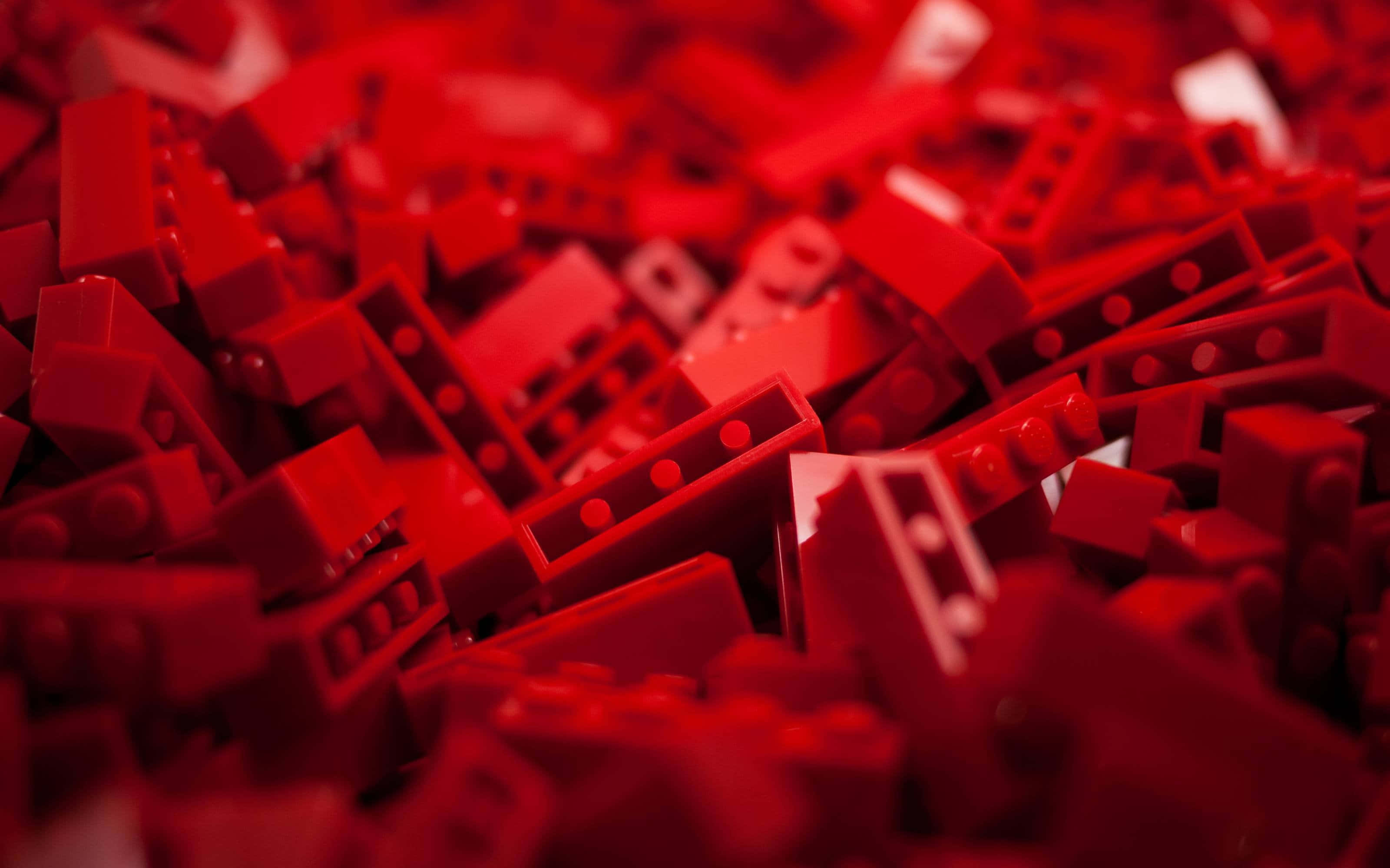 樂高 桌布 壁紙 — 散落紅色LEGO積木的特寫，景深淺，光線溫暖。