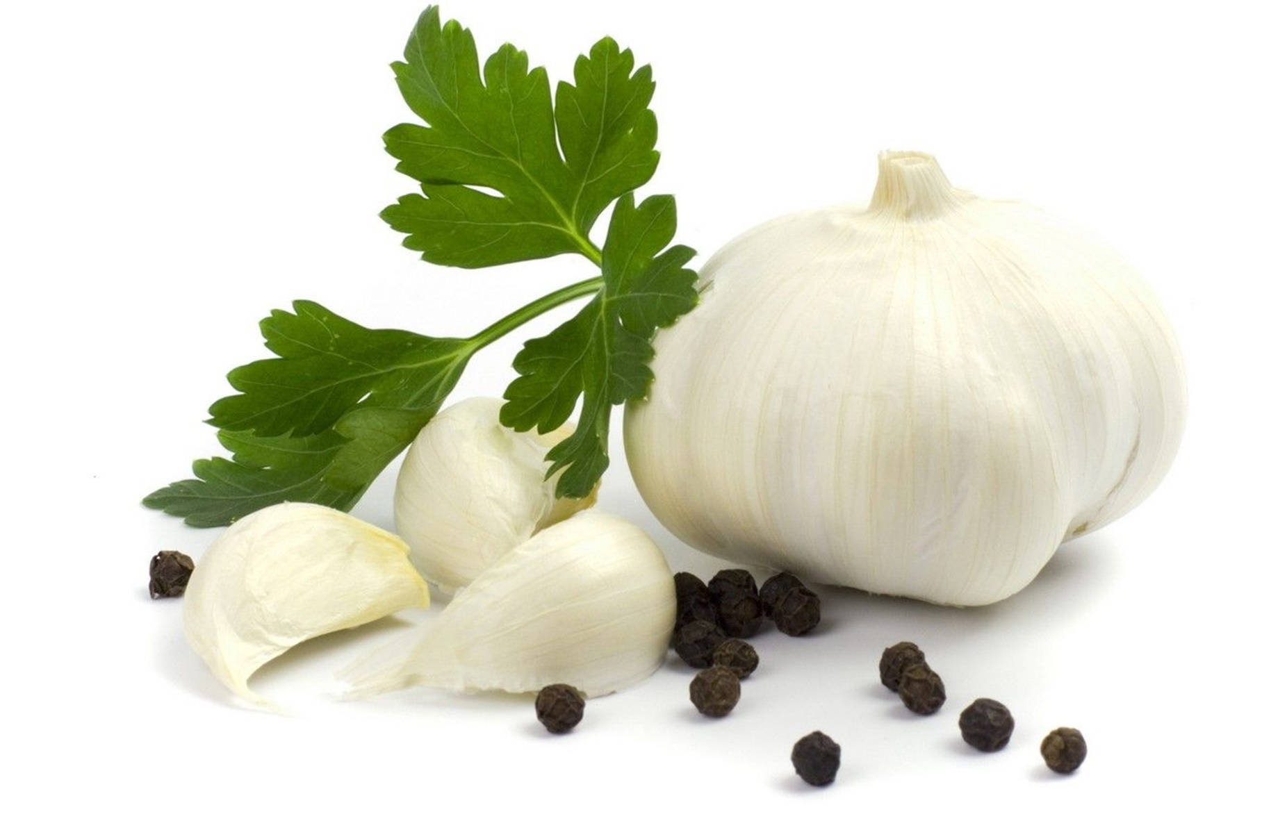Vegetables 桌布 壁紙 — 整個蒜頭、蒜瓣、歐芹和胡椒粒排列在乾淨的白色背景上。