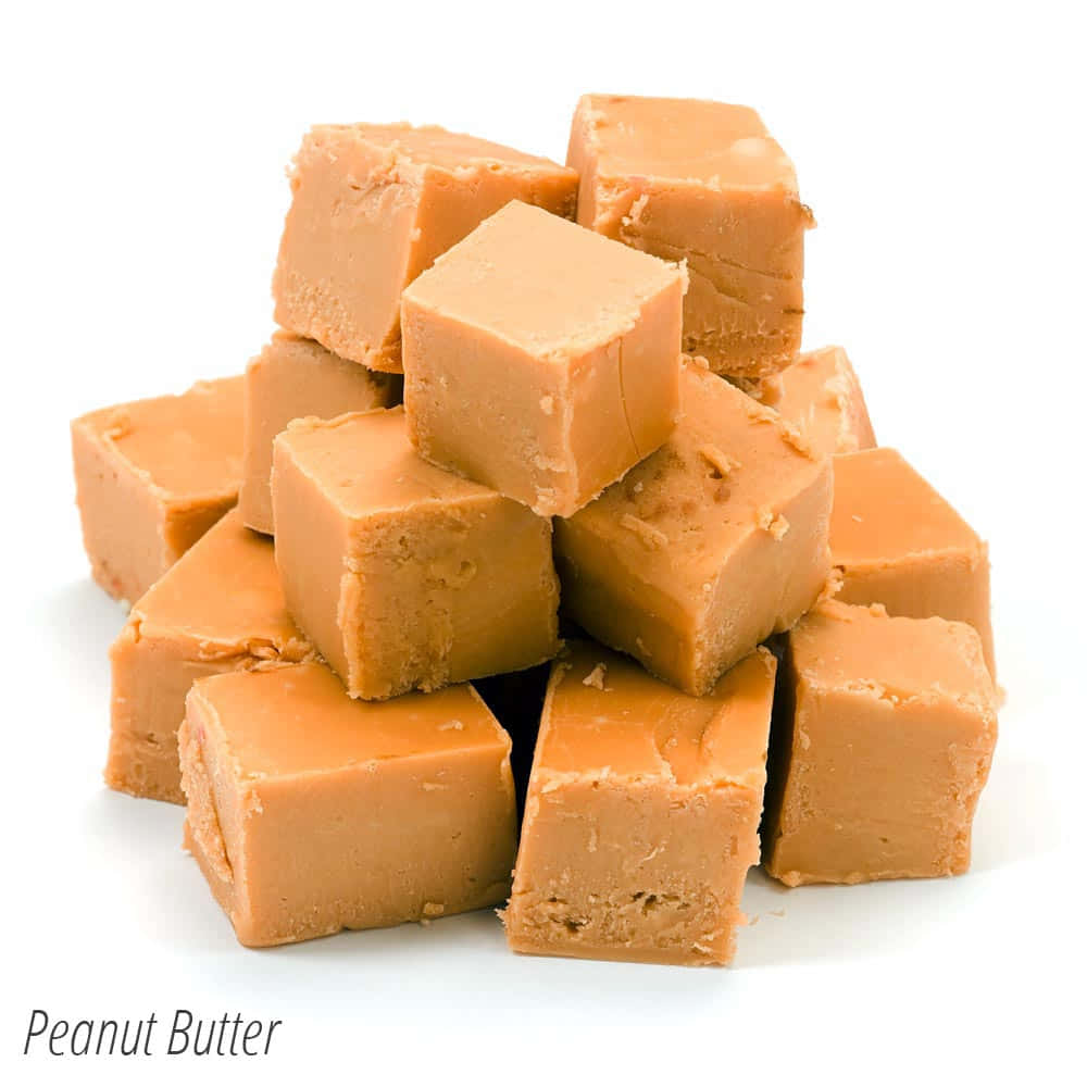 Penuche Fudge 桌布 壁紙 — 整整齊齊的一堆滑順奶油花生醬軟糖方塊，堆疊在乾淨的白色背景上。