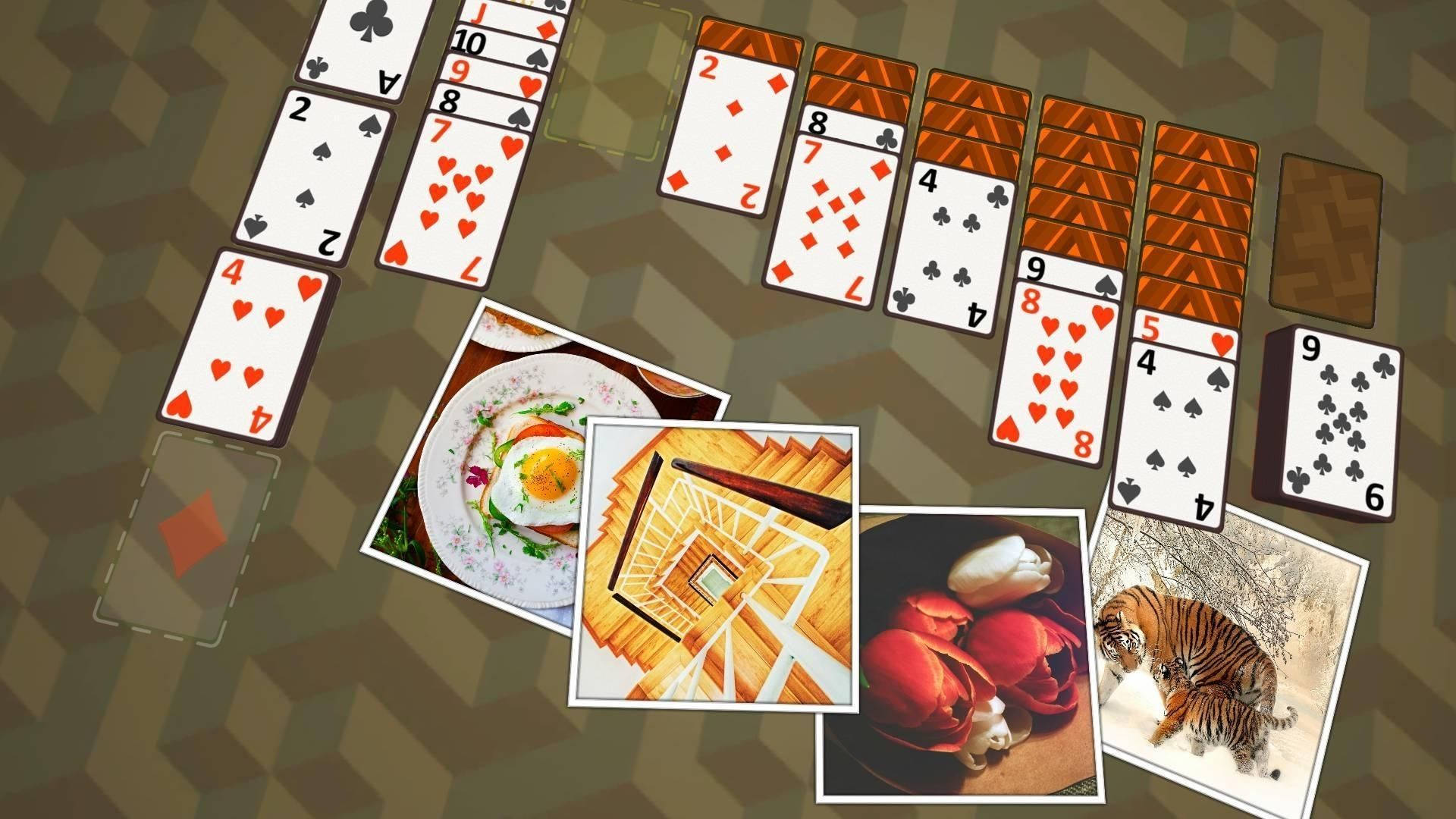 Solitaire 桌布 壁紙 — 數位拼貼，由撲克牌和照片印刷品排列在幾何圖案表面上。