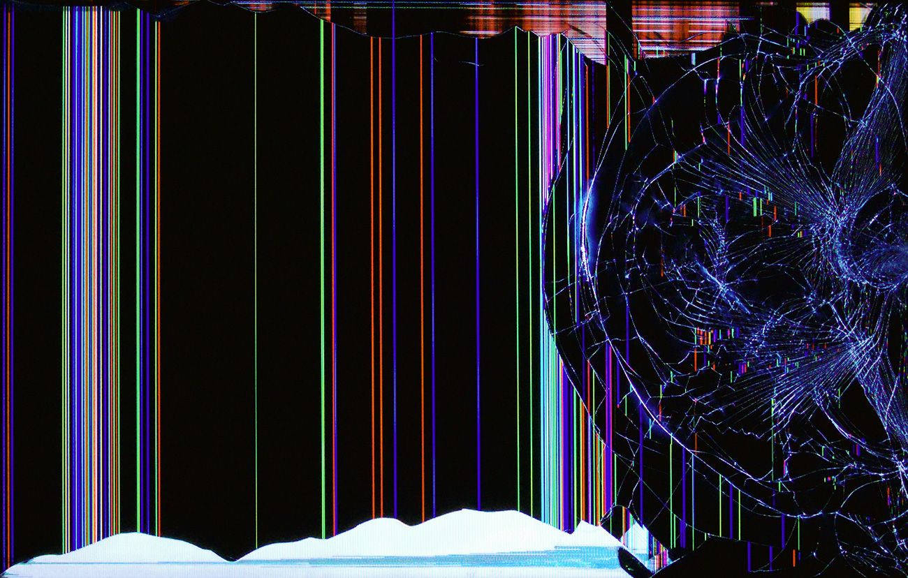 Screen 桌布 壁紙 — 數位故障藝術，帶有鮮豔的垂直掃描線和碎玻璃效果，覆蓋在雪景上。