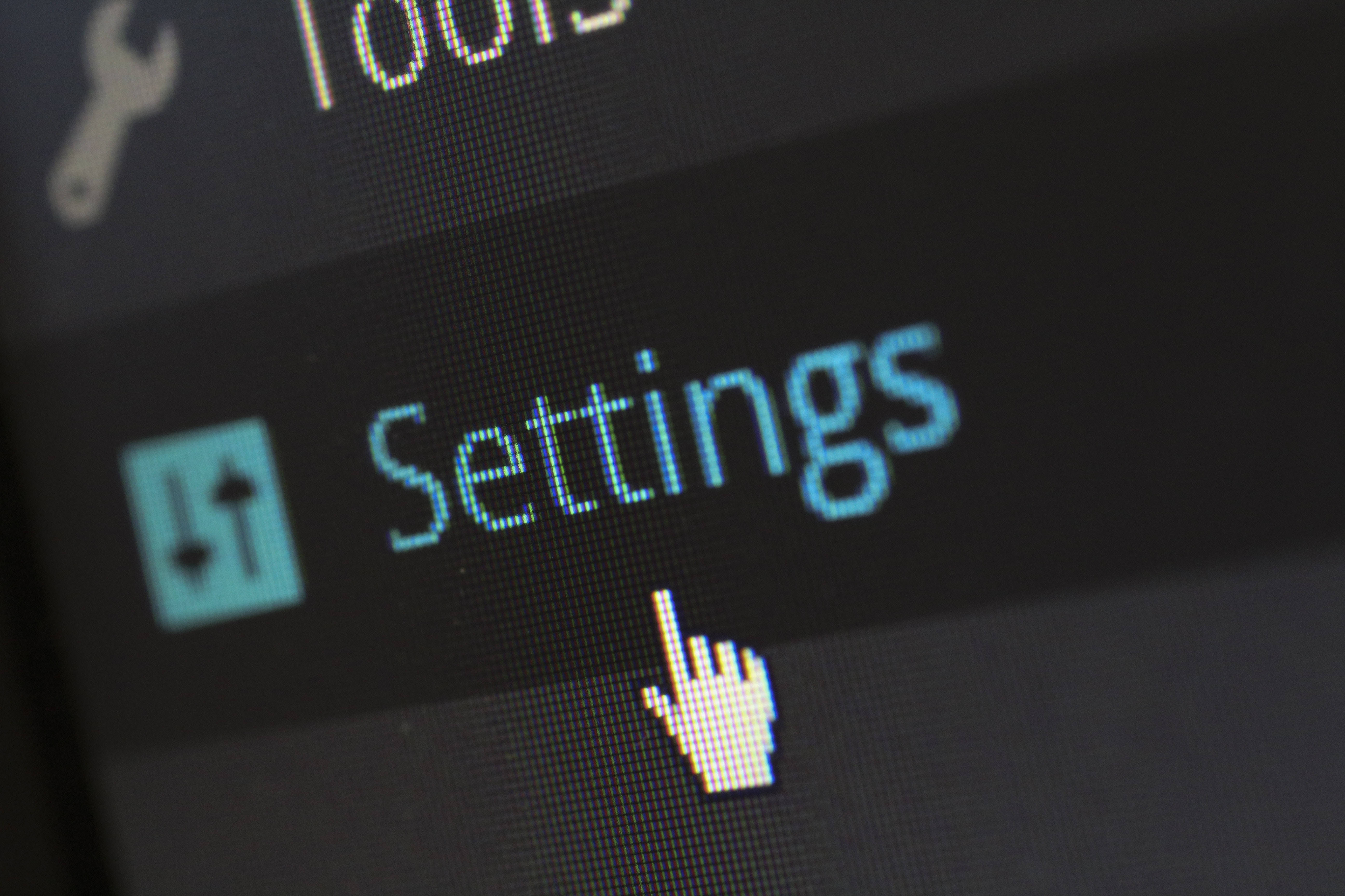 Computer Screen 桌布 壁紙 — 數位螢幕特寫，顯示「設定」一詞，游標懸浮於其上。