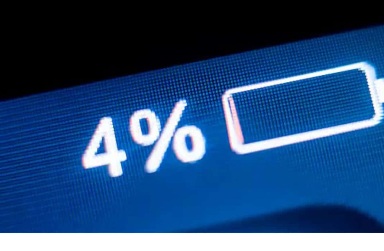 科技動圖 桌布 壁紙 — 數位螢幕特寫，顯示4%電量，背景發出藍色光芒。