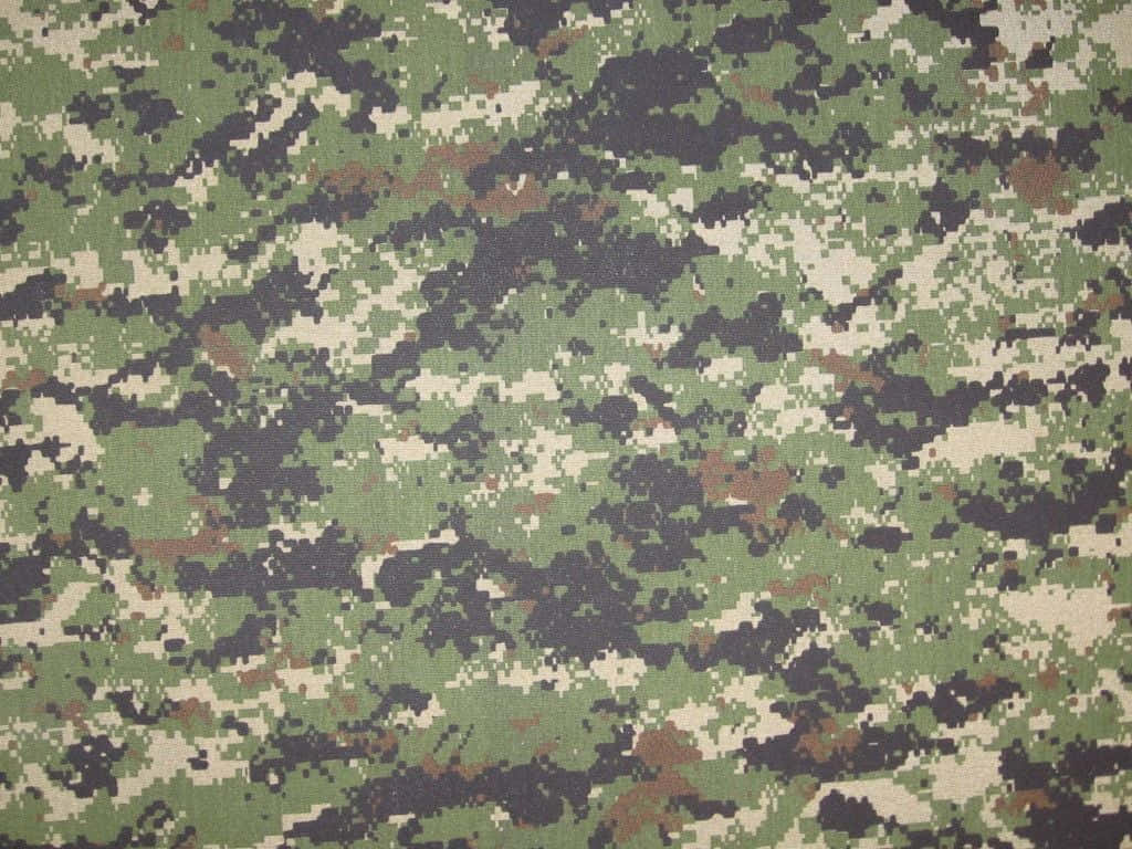 軍用迷彩布料，採用綠色、棕色和黑色像素設計。 — 迷彩動態 壁紙