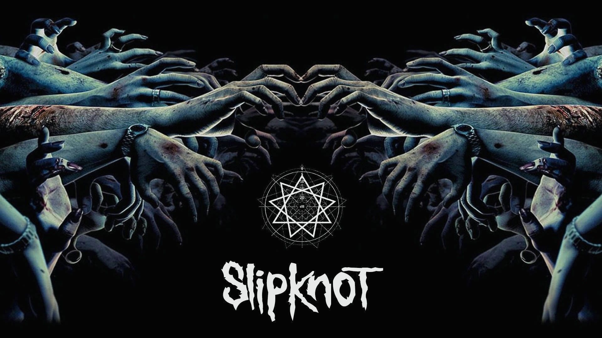 Slipknot 桌布 壁紙 — 數十隻蒼白、帶有疤痕和刺青的手從黑暗中向內伸出，形成一個對稱的心形，圍繞著一個幾何符號。