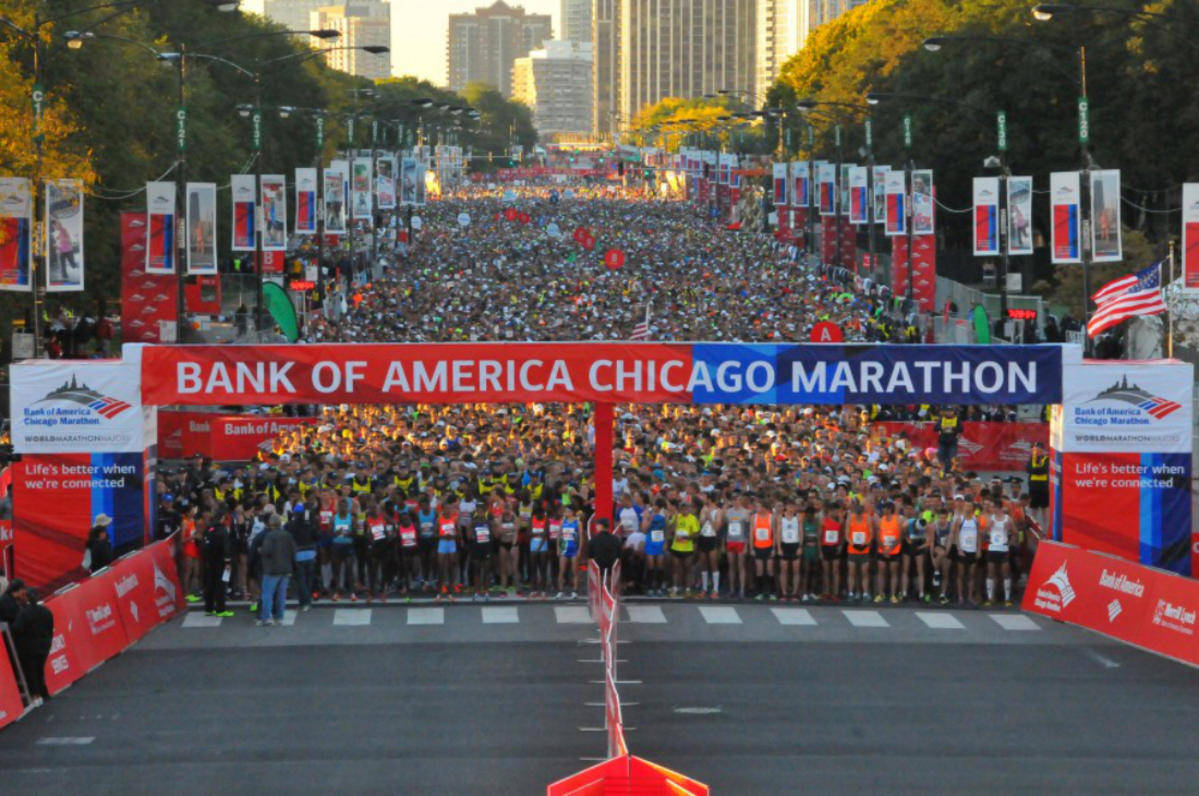 Marathon 桌布 壁紙 — 數千名跑者在金色晨光下於美國銀行芝加哥馬拉松的起跑線前衝刺。
