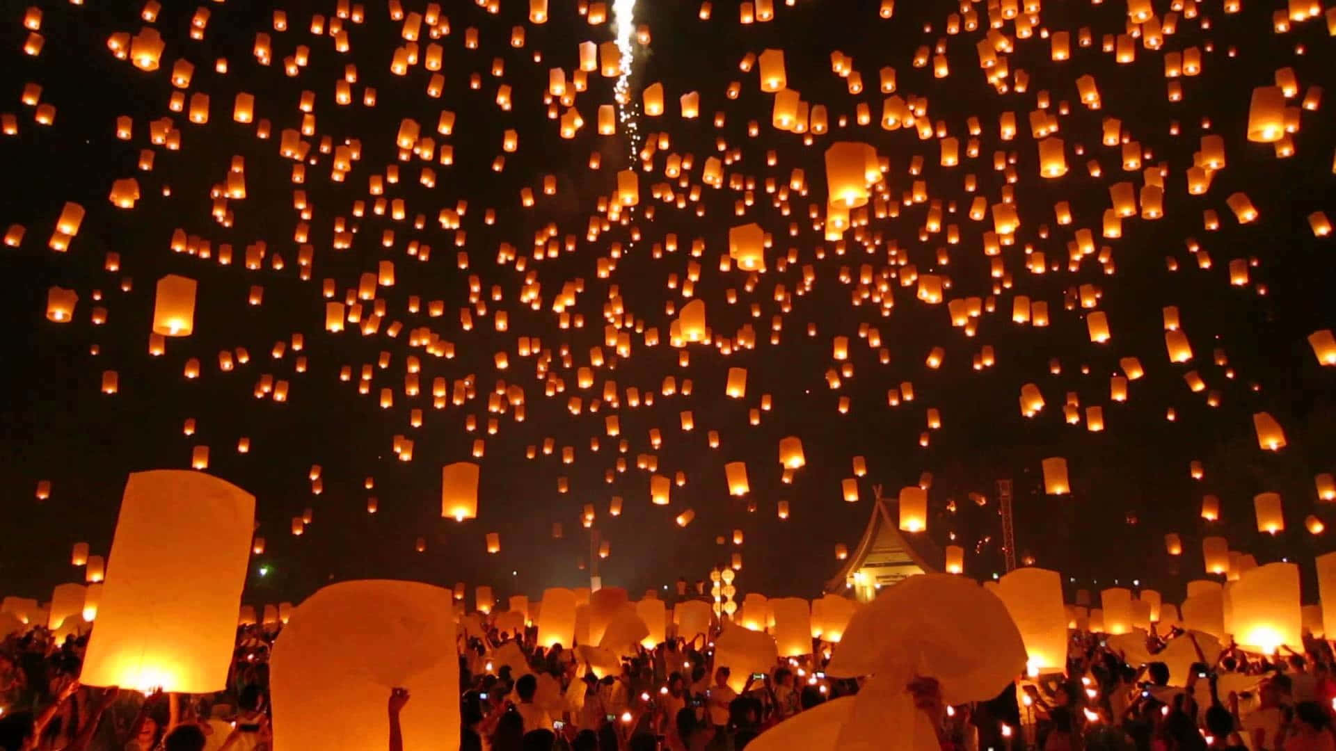 Lantern 桌布 壁紙 — 數千盞發光的天燈在節日慶祝中升入人群上方的夜空。