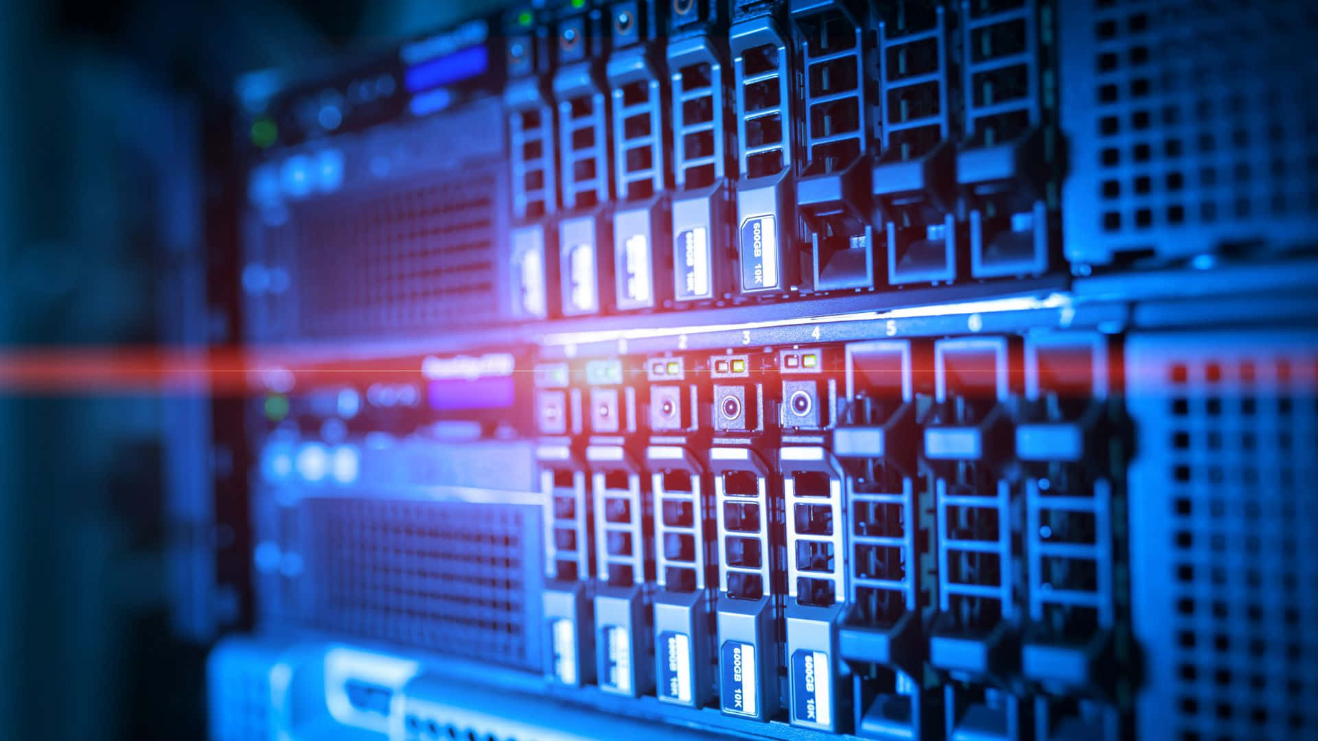 Gaming Servers 桌布 壁紙 — 數據中心中散發藍色和紅色光芒的伺服器機架特寫。
