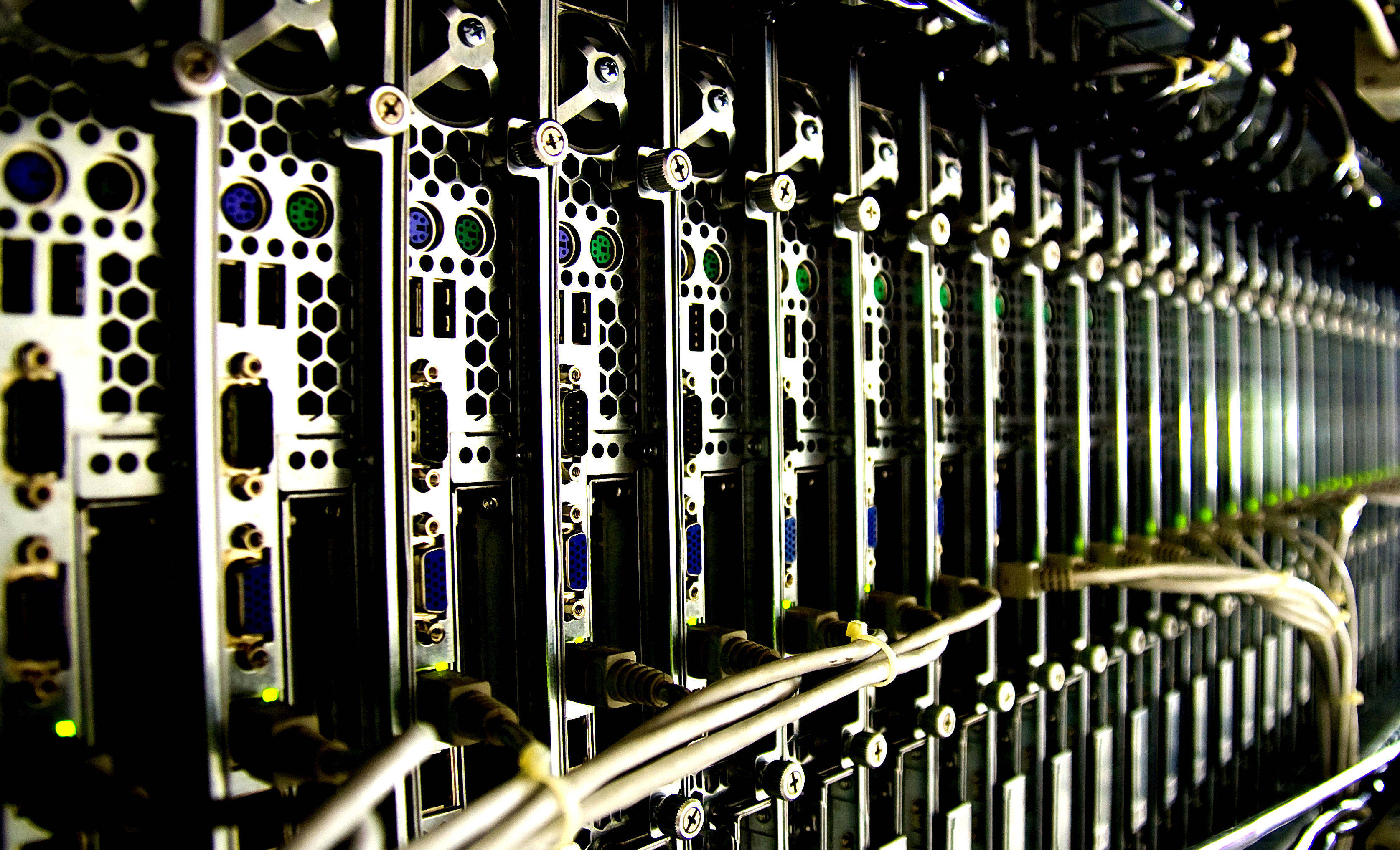Processor 桌布 壁紙 — 數據中心伺服器機架的特寫，帶有發光的指示燈和電纜。