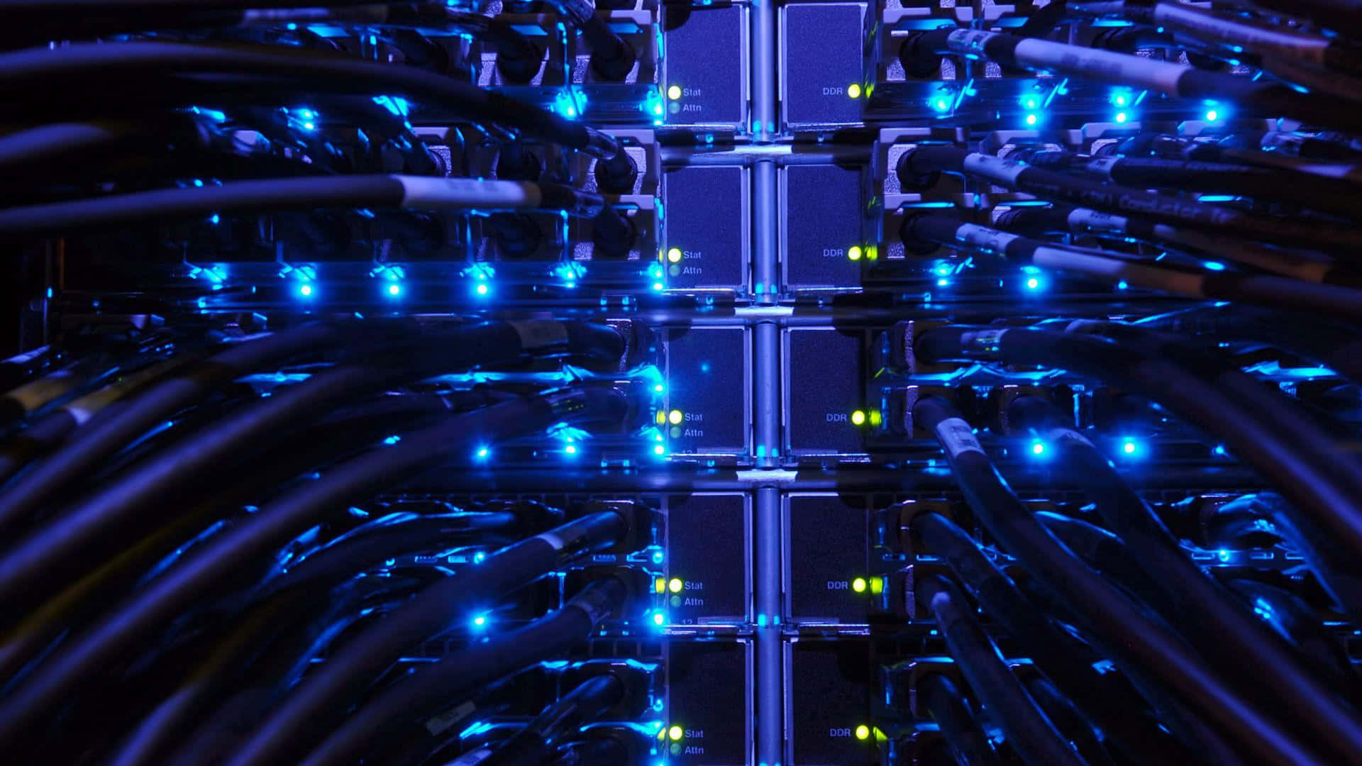 Connect 桌布 壁紙 — 數據中心內，伺服器機架發出藍光，被密集的黑色電纜包圍的特寫。