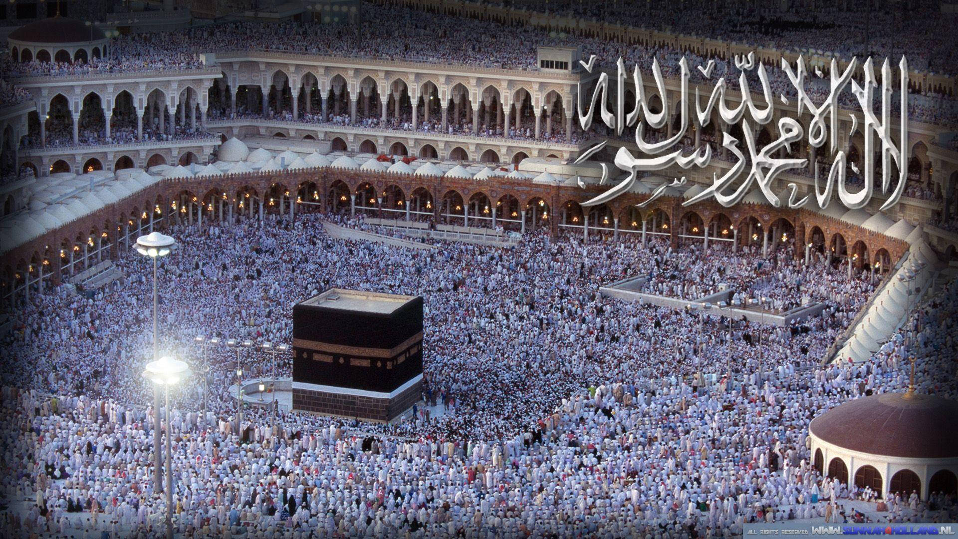 muslim 桌布 壁紙 — 數百萬身穿白衣的朝聖者在夜間於燈光拱門和阿拉伯書法下繞行卡巴天房的鳥瞰圖。
