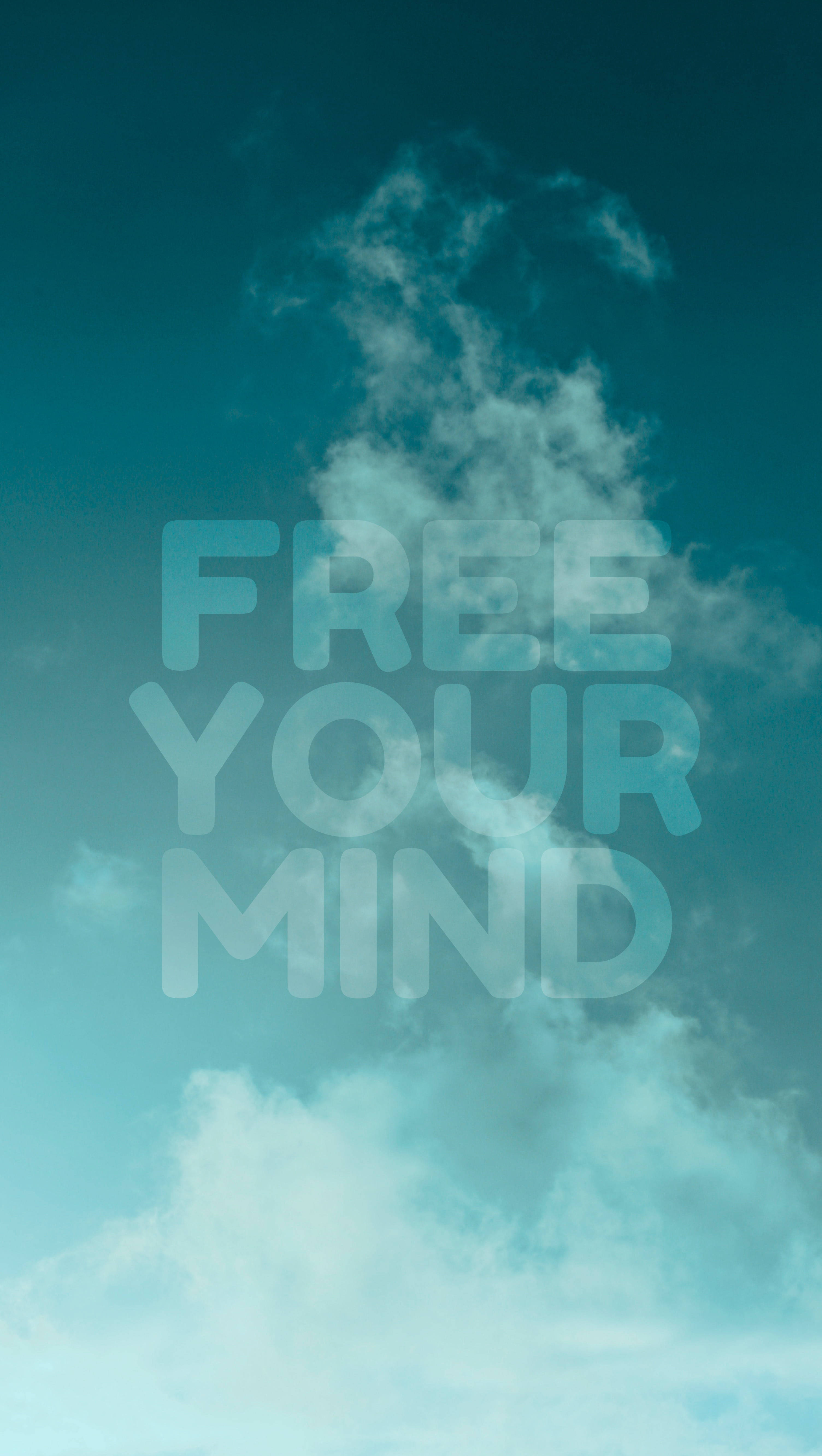 語錄 桌布 壁紙 — 文字「FREE YOUR MIND」在藍綠色天空的柔軟雲層中飄逸地浮現。
