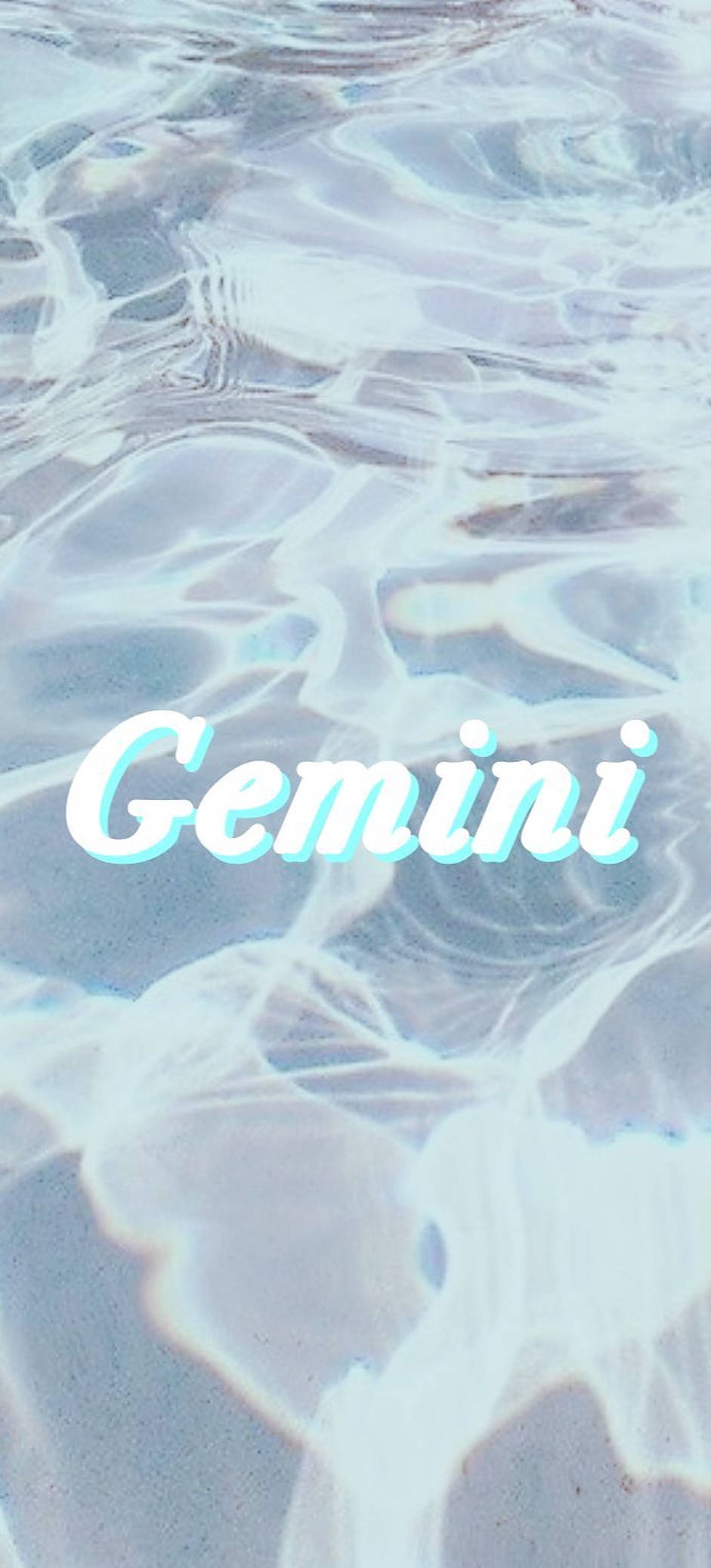 gemini 桌布 壁紙 — 文字 Gemini 漂浮在漣漪的淺藍色水面上，帶有柔和的白色高光和微妙的青色光芒。
