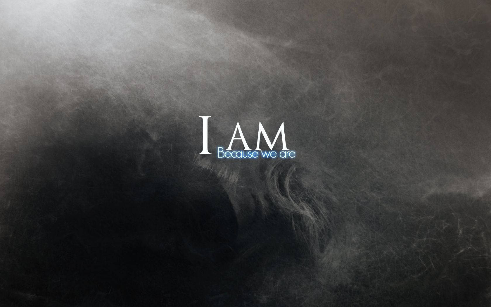 激勵 桌布 壁紙 — 文字 I AM Because we are 在旋轉的黑暗煙霧背景下柔和地發光。