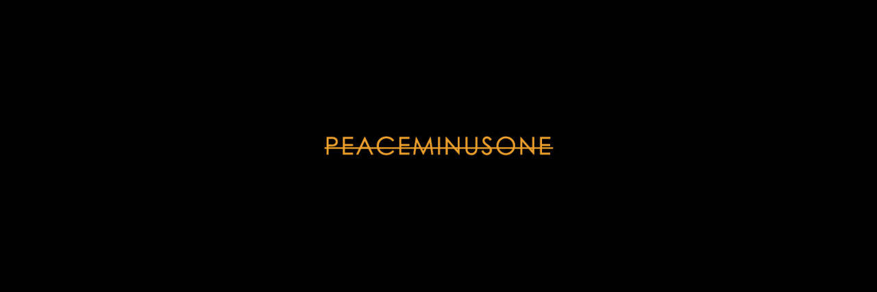 peaceminusone 桌布 壁紙 — 文字 PEACEMINUSONE 在純黑色背景上發出橙色光芒。