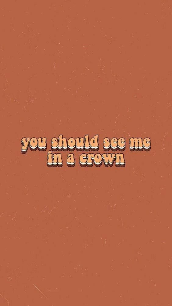  壁紙 — 文字以復古3D字體顯示「you should see me in a crown」，背景為有紋理的陶土色。