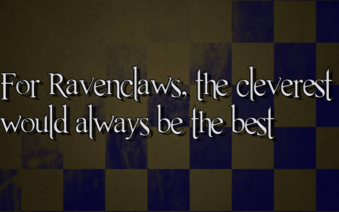 雷文克勞 桌布 壁紙 — 文字以銀色字體寫著「For Ravenclaws the cleverest would always be the best」，背景為藍色和金色格子圖案。