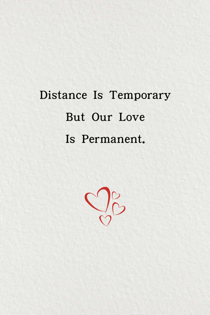 Inspirational Quotes 桌布 壁紙 — 文字內容為：距離是暫時的，但我們的愛是永恆的，在紋理白紙上有紅色心形塗鴉。