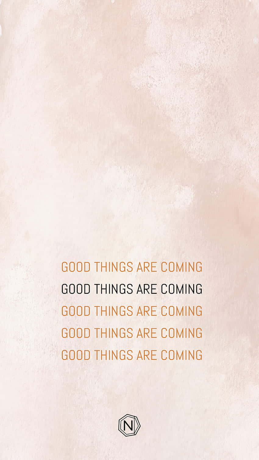 Good Things Are Coming 桌布 壁紙 — 文字疊加顯示「GOOD THINGS ARE COMING」在柔軟紋理的米色背景上重複四次。
