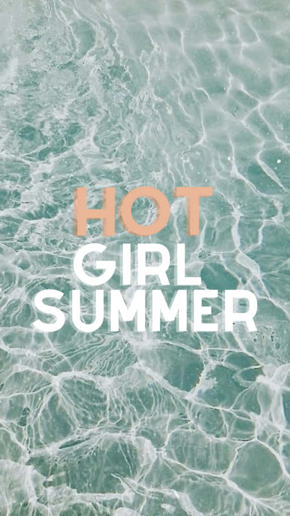 夏天 桌布 壁紙 — 文字疊加顯示 hot girl summer 在波光粼粼的綠松石水面上。