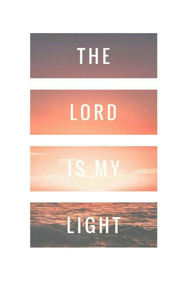 New Testament 桌布 壁紙 — 文字疊加顯示「THE LORD IS MY LIGHT」，背景是溫暖色調中寧靜的水上日落。