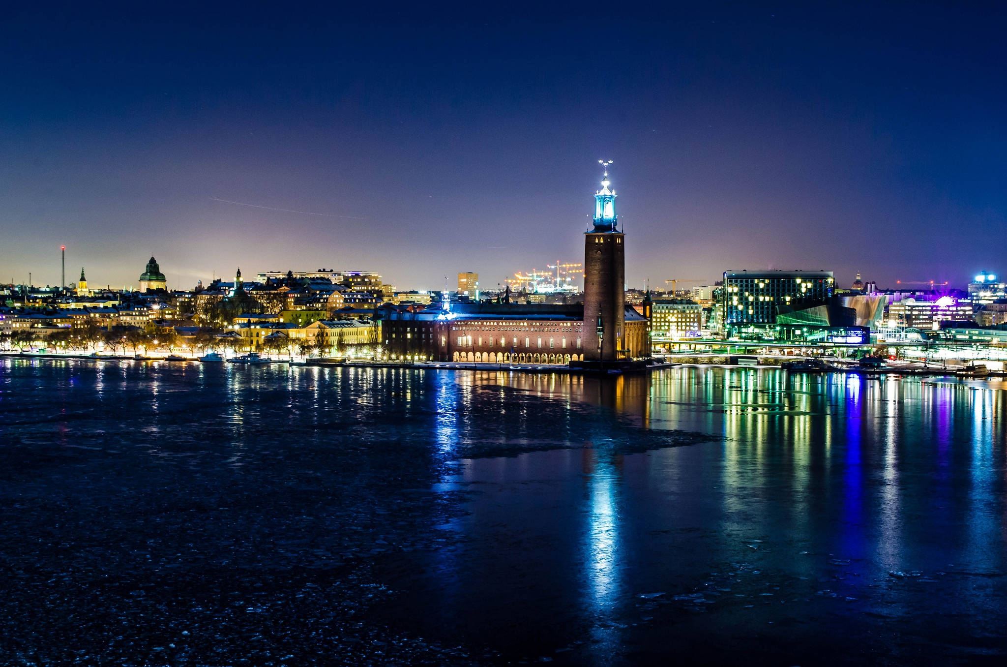 Sweden 桌布 壁紙 — 斯德哥爾摩令人驚嘆的夜景，標誌性的斯德哥爾摩市政廳亮起燈光，倒映在下方冰冷的河水中。