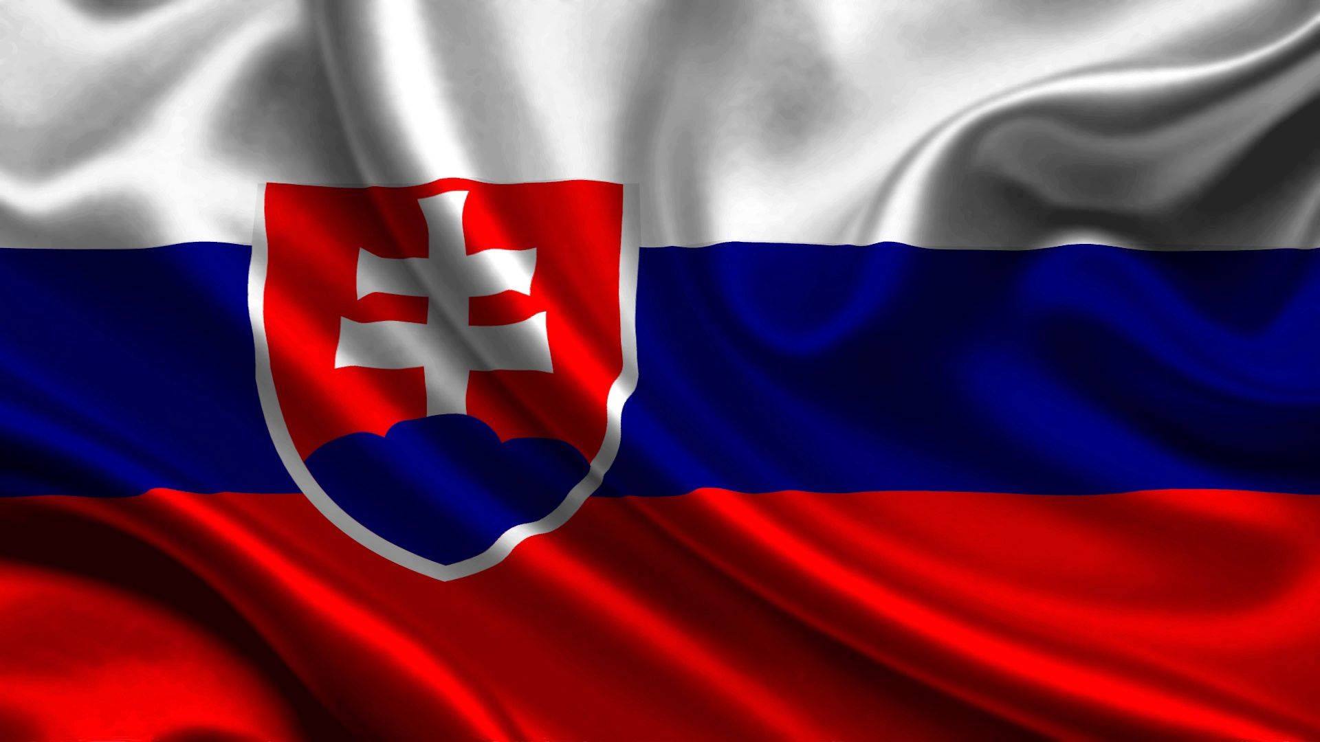 Slovakia 桌布 壁紙 — 斯洛伐克國旗動態飄揚，帶有豐富的紅、白、藍條紋，中央國徽上有白色十字架和藍色山丘。