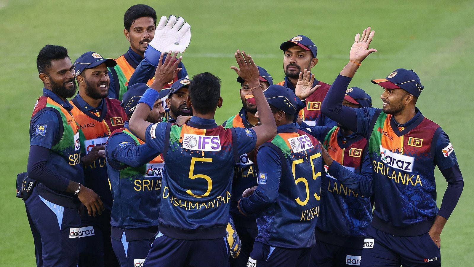Sri Lanka Cricket 桌布 壁紙 — 斯里蘭卡板球隊在充滿活力的綠色場地上熱情慶祝，舉起雙手，表情喜悅。